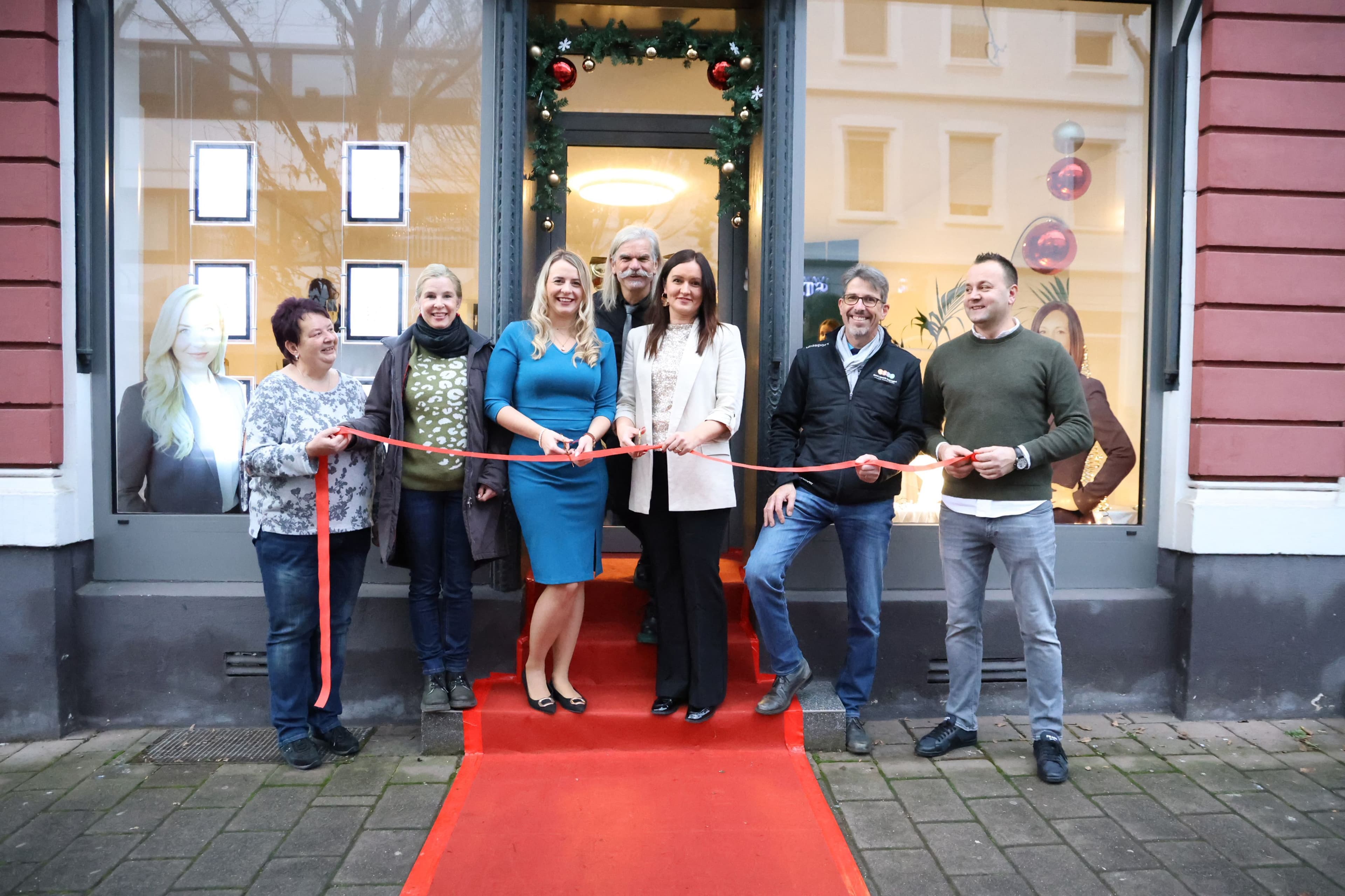 Offizielle Eröffnung von Immobilien LIVIA mit Gästen und Vertretern der Stadtverwaltung.