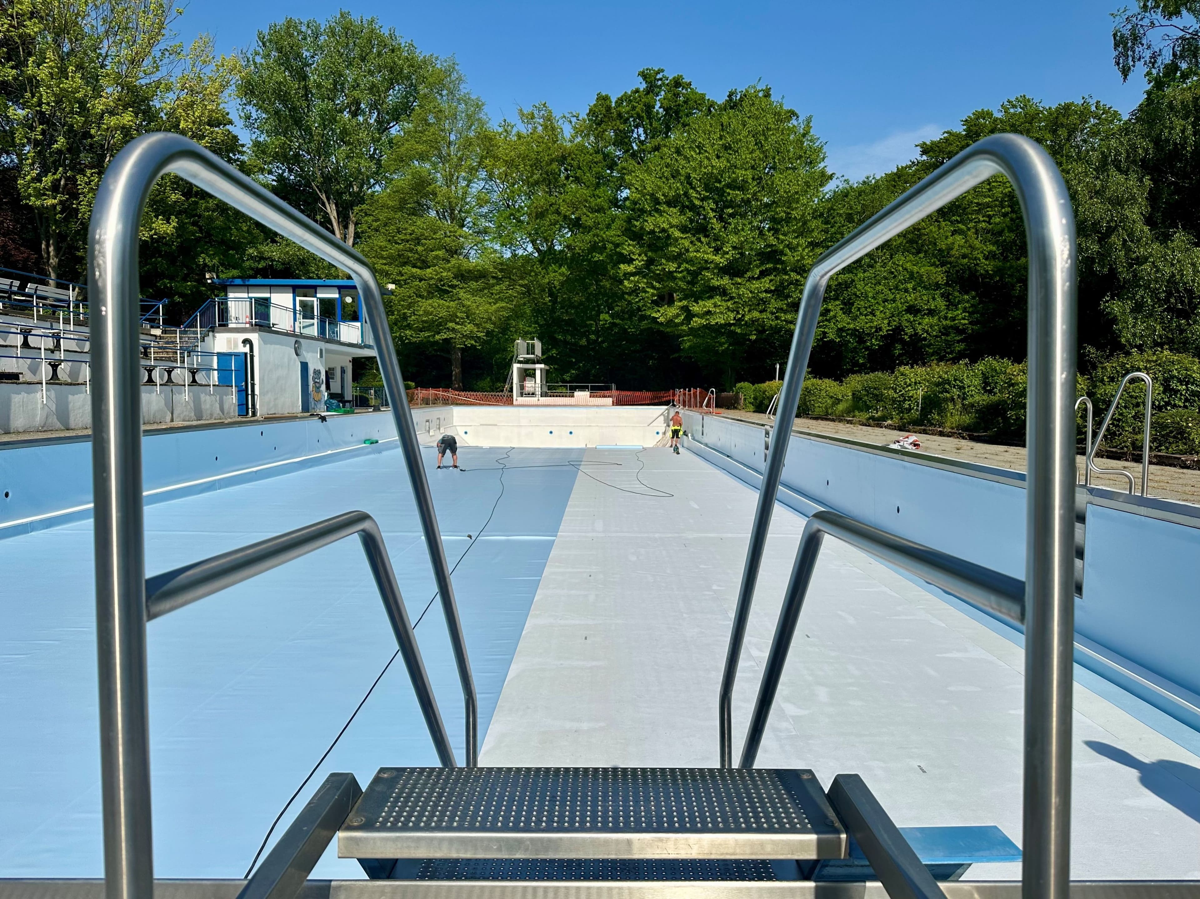 Das Hallenbad Holthausen mit neuer Akustikdecke während der Sanierungsarbeiten.