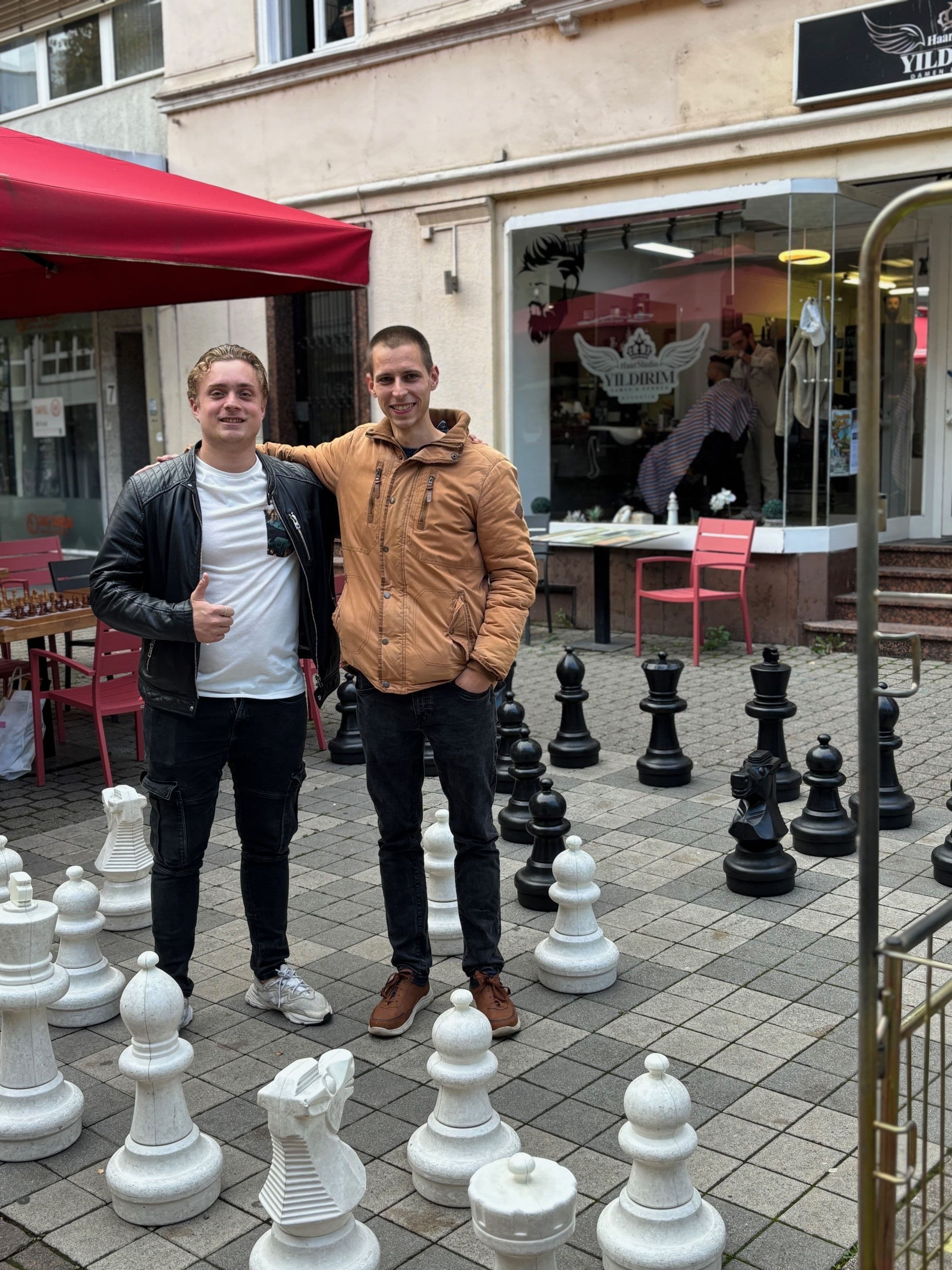 Frieder Rinsland und Michael Nagel betreuen das Freiluftschach-Feld in der Bahnhofstraße.