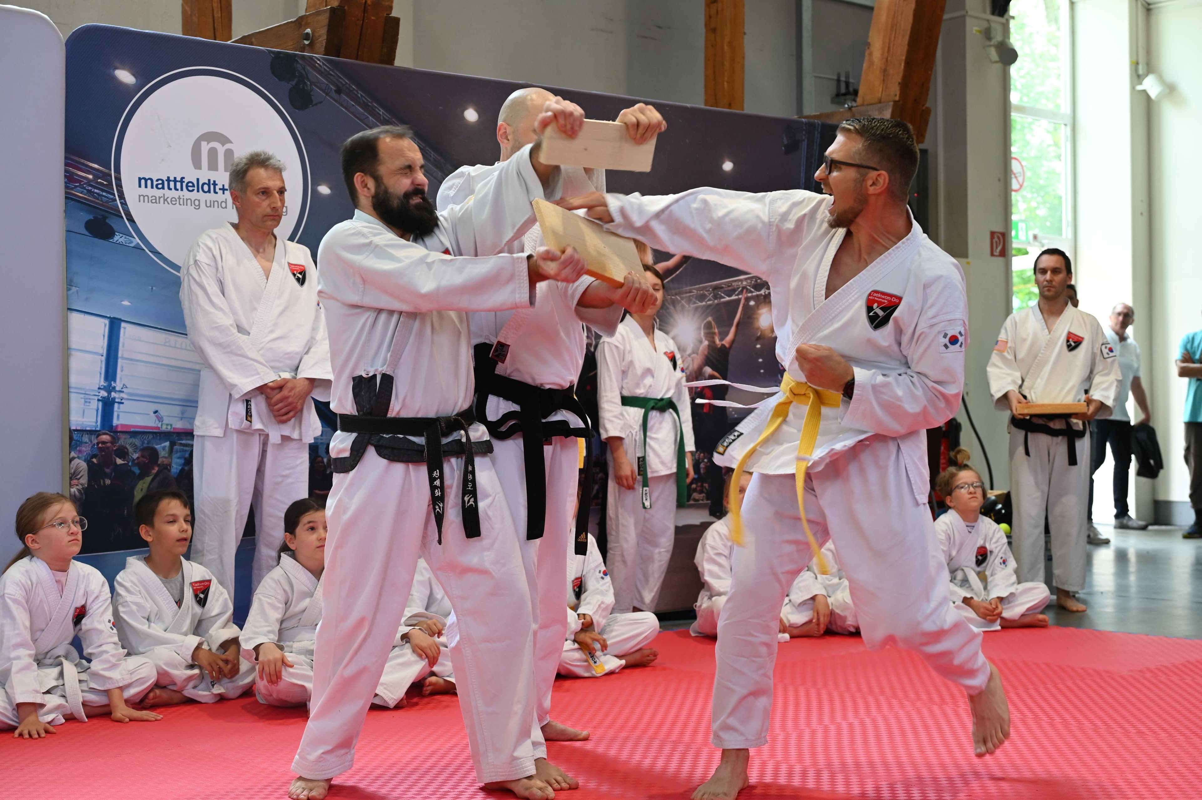 Frühlingsmesse 2025 fand großes Besucherinteresse mit vielfältigen Ausstellern in der Jurahalle.