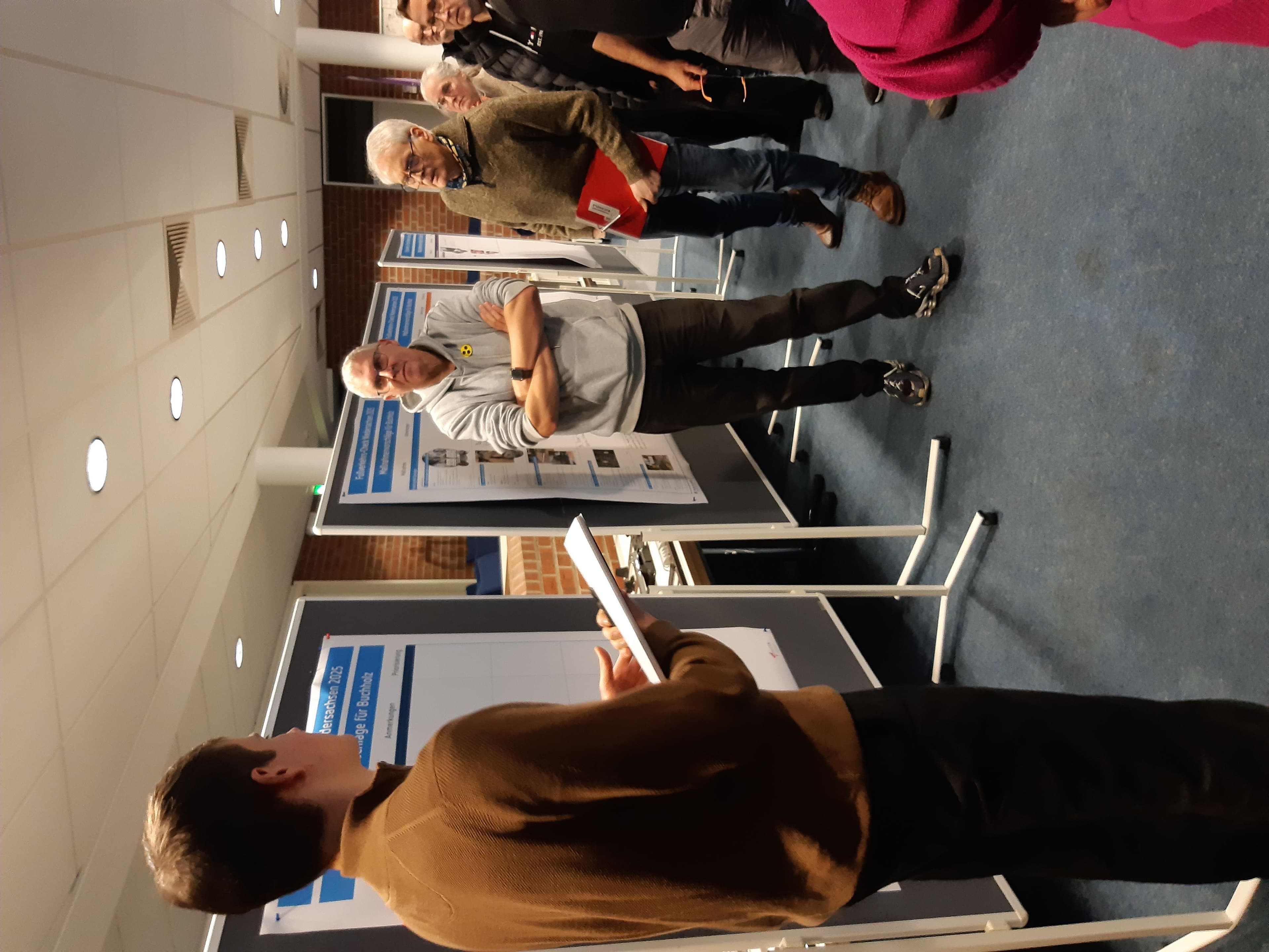 Teilnehmende beraten beim Abschlussworkshop des Fußverkehrs-Checks im Buchholzer Rathaus.