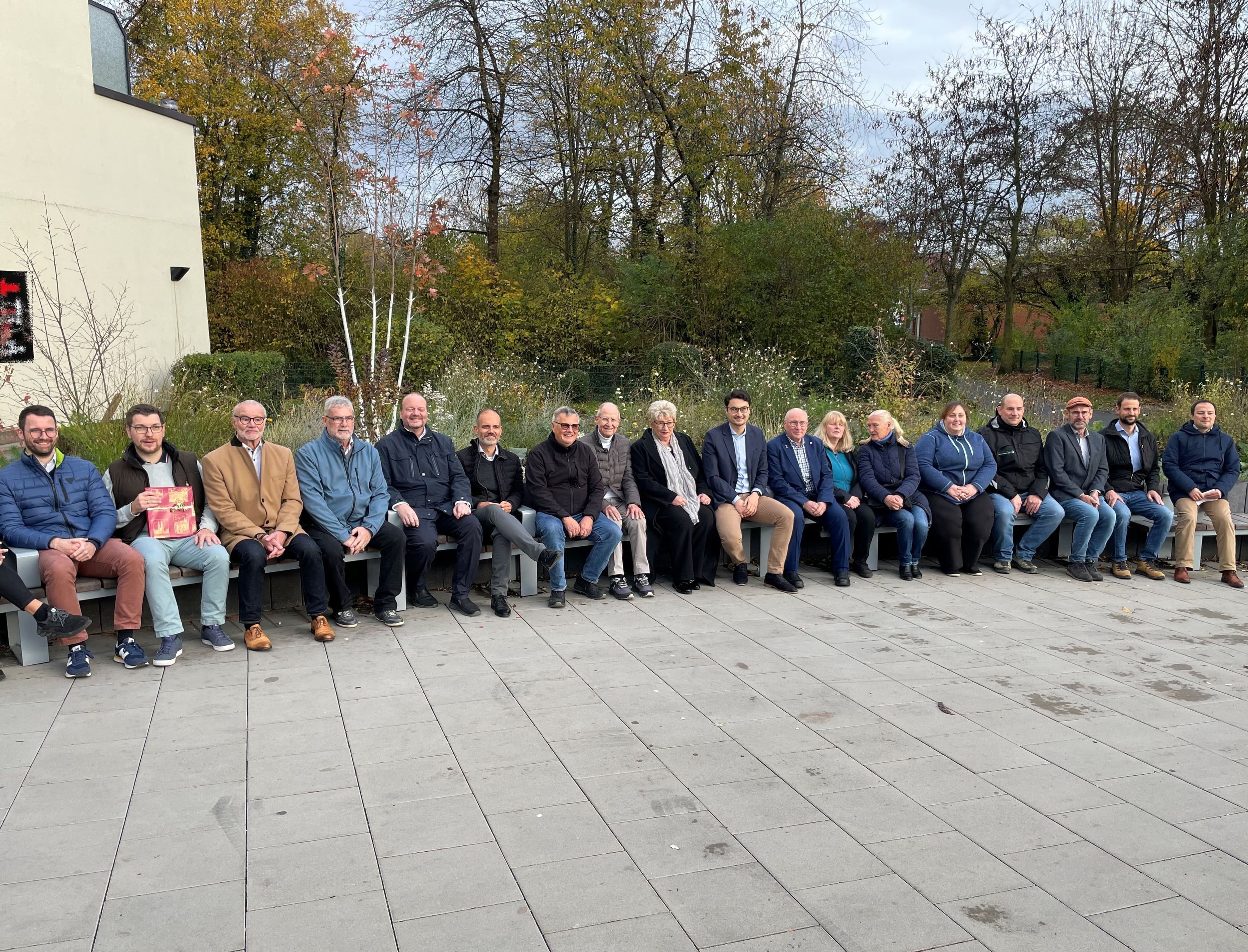 Einweihung der neuen Sitzgelegenheiten in der Fußgängerzone des Einkaufszentrums Karthause.