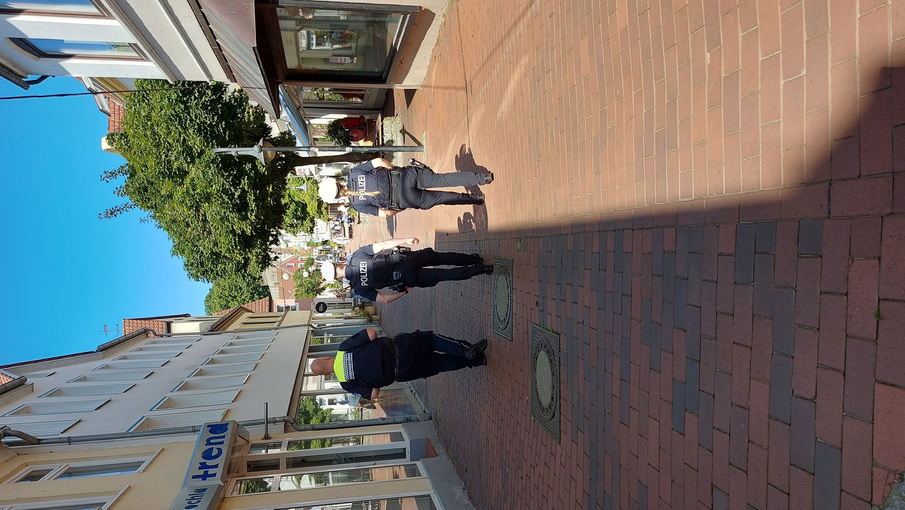 Polizei und Ordnungsdienst führen Verkehrskontrollen in der Innenstadt von Schleswig durch.