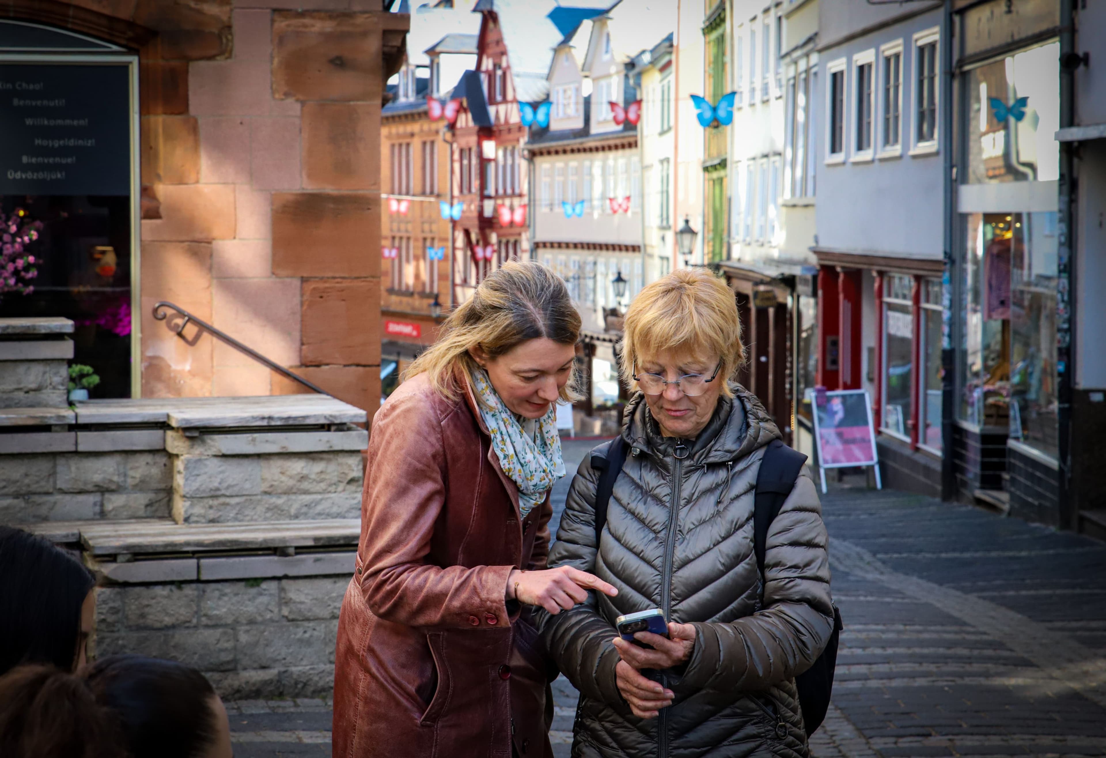 Quartiersmanagerin Nadine Kümmel und Cornelia Dörr auf Geocaching-Tour mit App durch die Marburger Oberstadt.