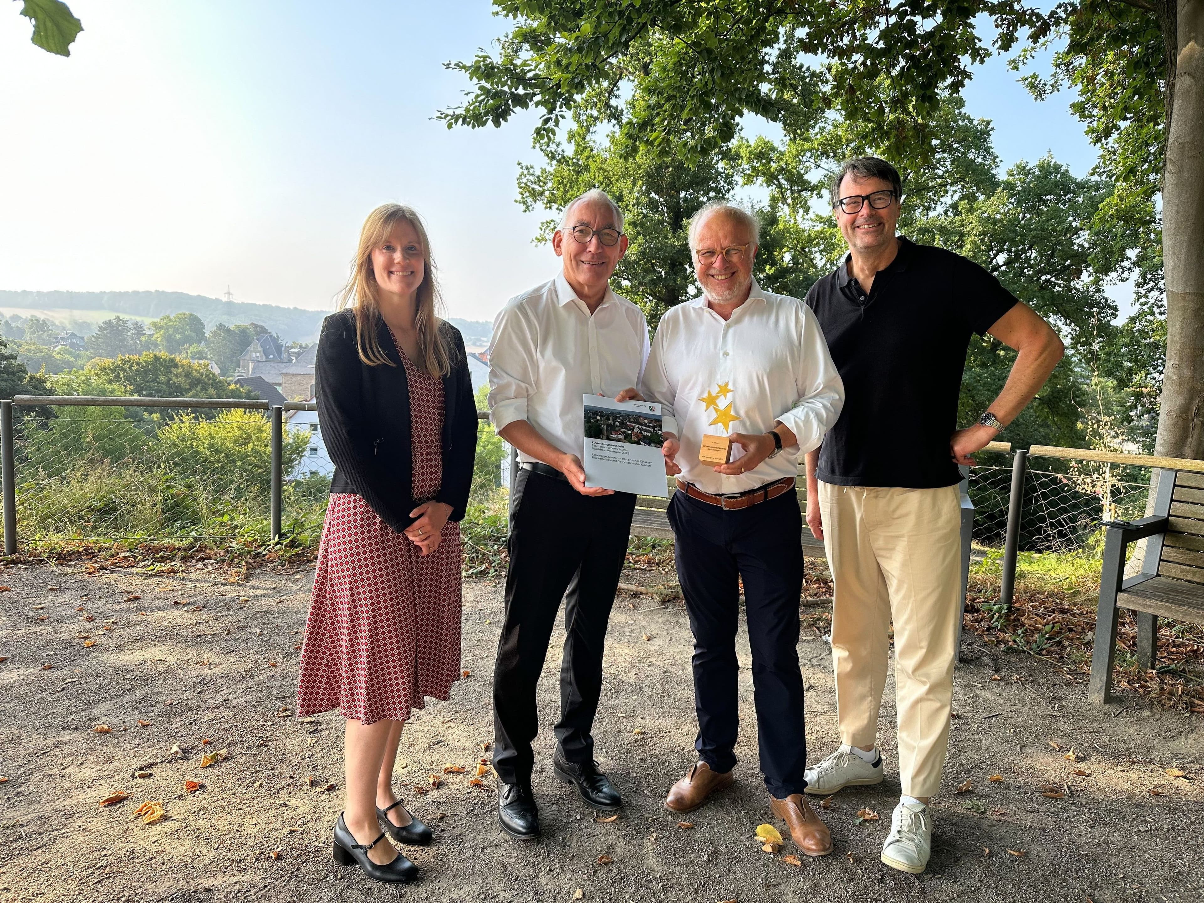 Regierungspräsident überreicht Förderbescheid an Bürgermeister Glaser im Gethmannschen Garten.