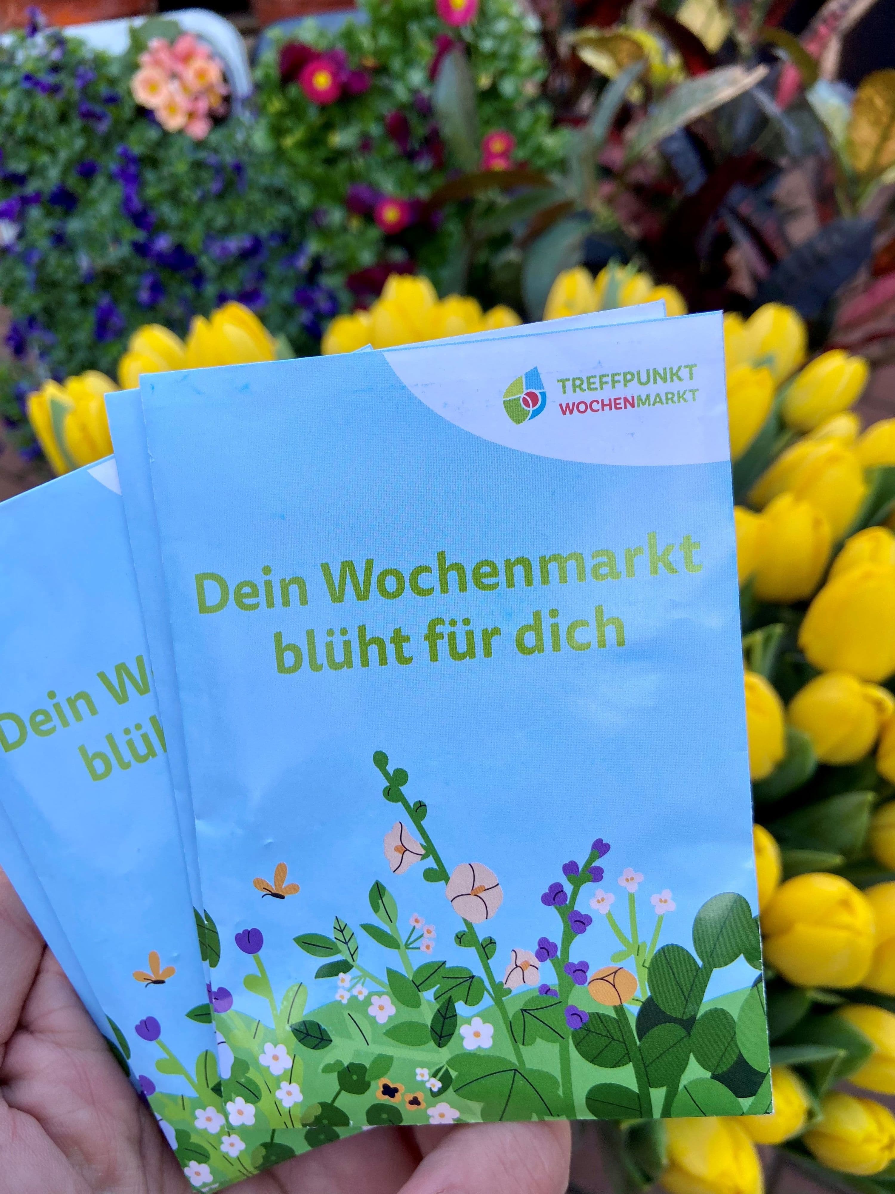 Der Wochenmarkt in Hettstedt bietet eine vielfältige Auswahl an frischen Lebensmitteln und lokalen Produkten für die Besucher.