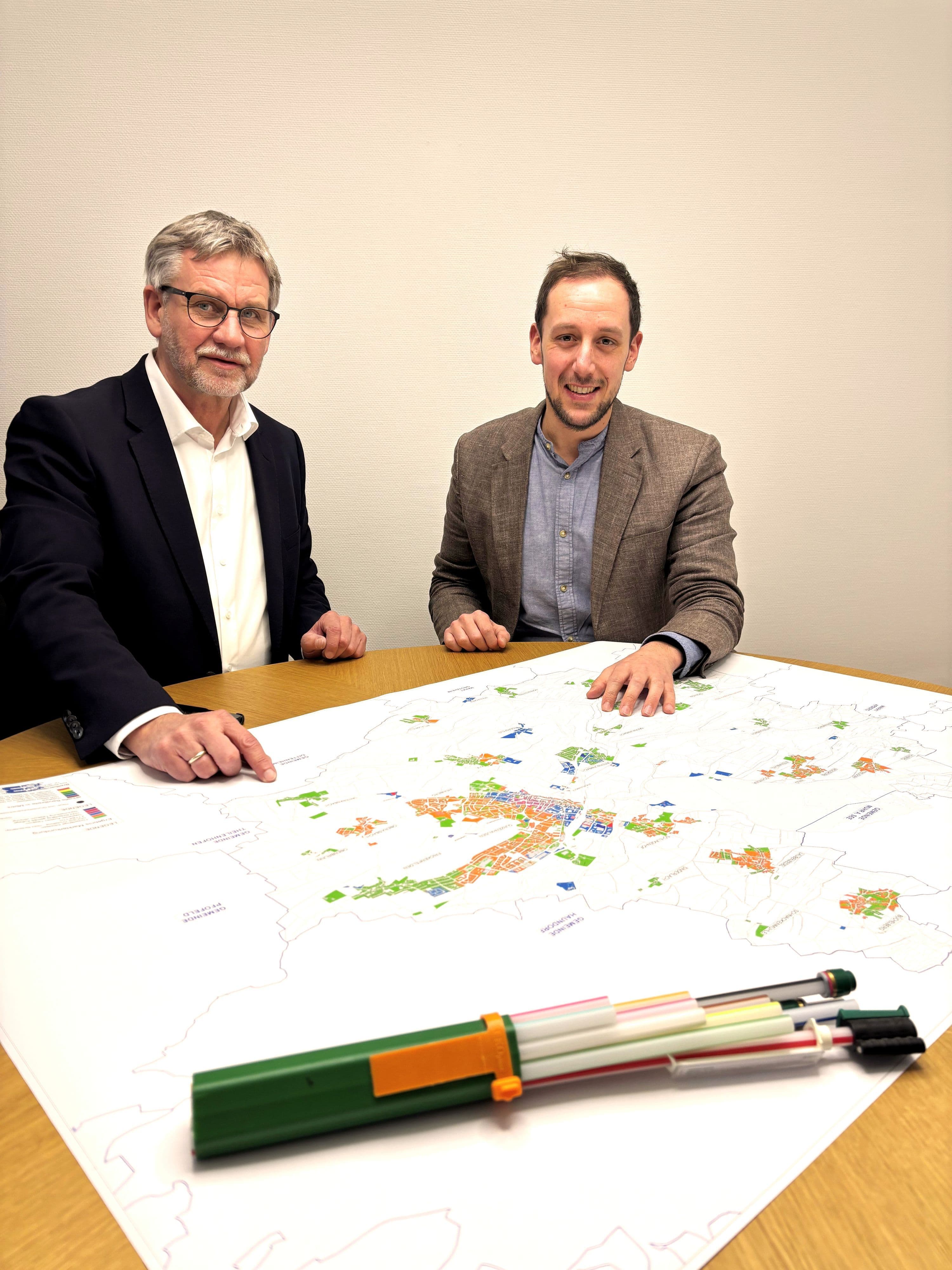 Bürgermeister Fitz und Wirtschaftsförderer Hörr freuen sich über den Glasfaserausbau in Gunzenhausen. Bürgermeister Fitz und Wirtschaftsförderer Hörr freuen sich über den Glasfaserausbau in Gunzenhausen.