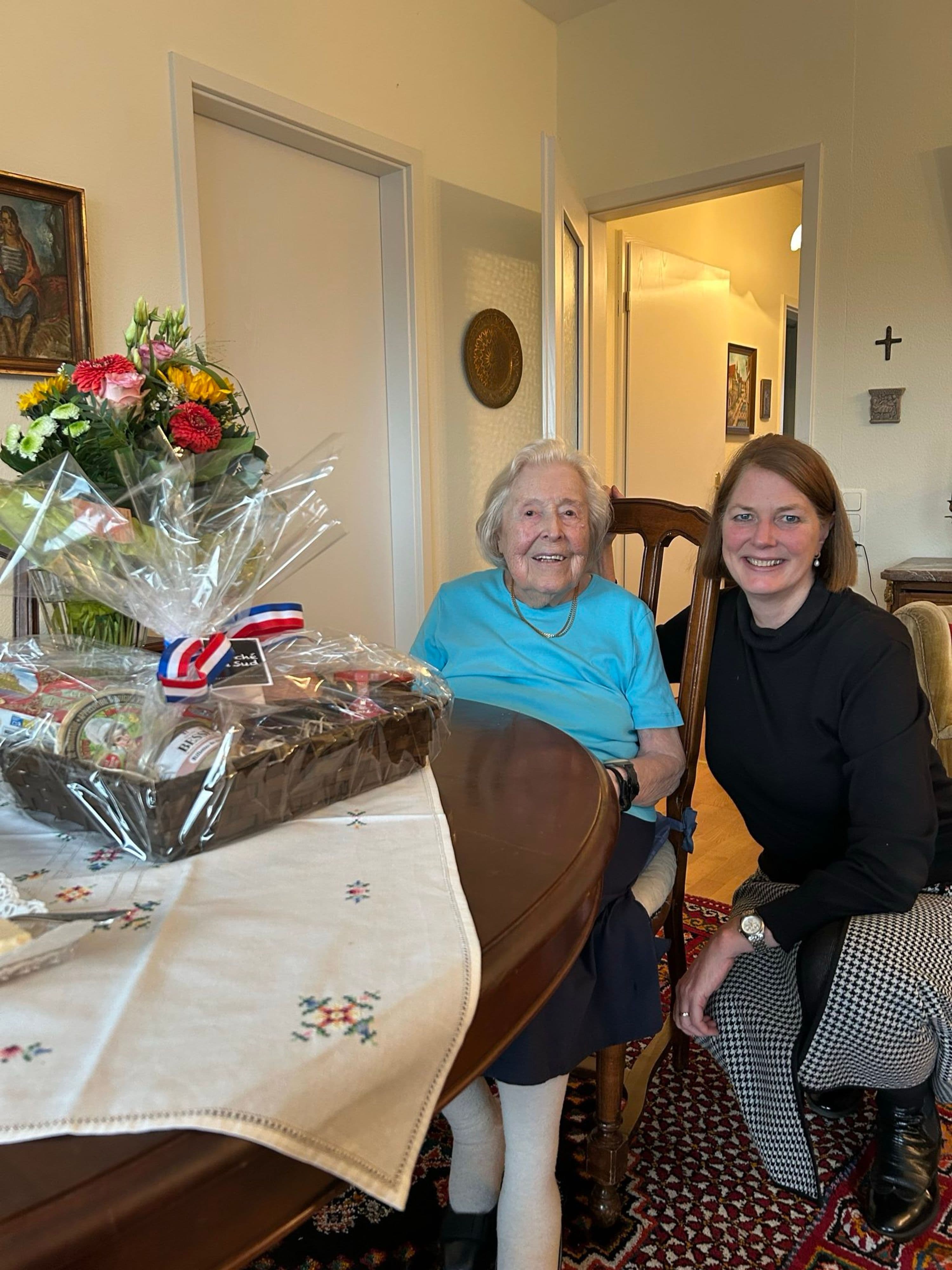 Bürgermeisterin Antje Runge gratuliert Margarete Portefaix zu ihrem 96. Geburtstag.