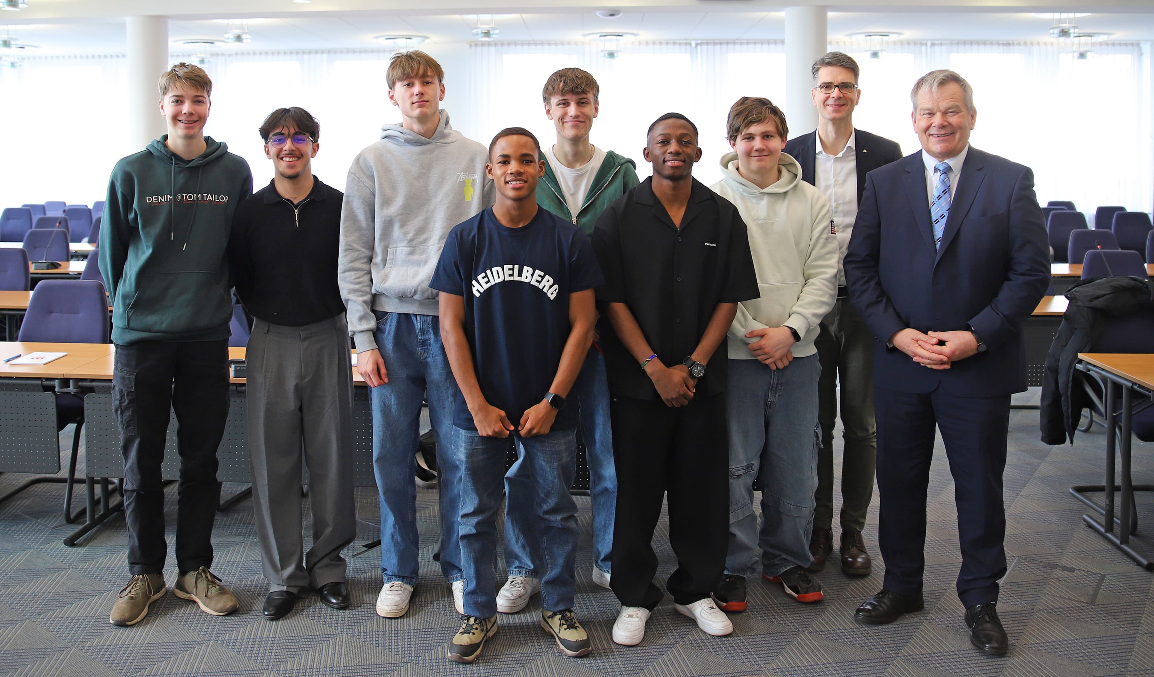 OB Marburg empfängt Steinmühle-Schüler und Gastschüler aus Moshi im Stadtverordnetensaal.