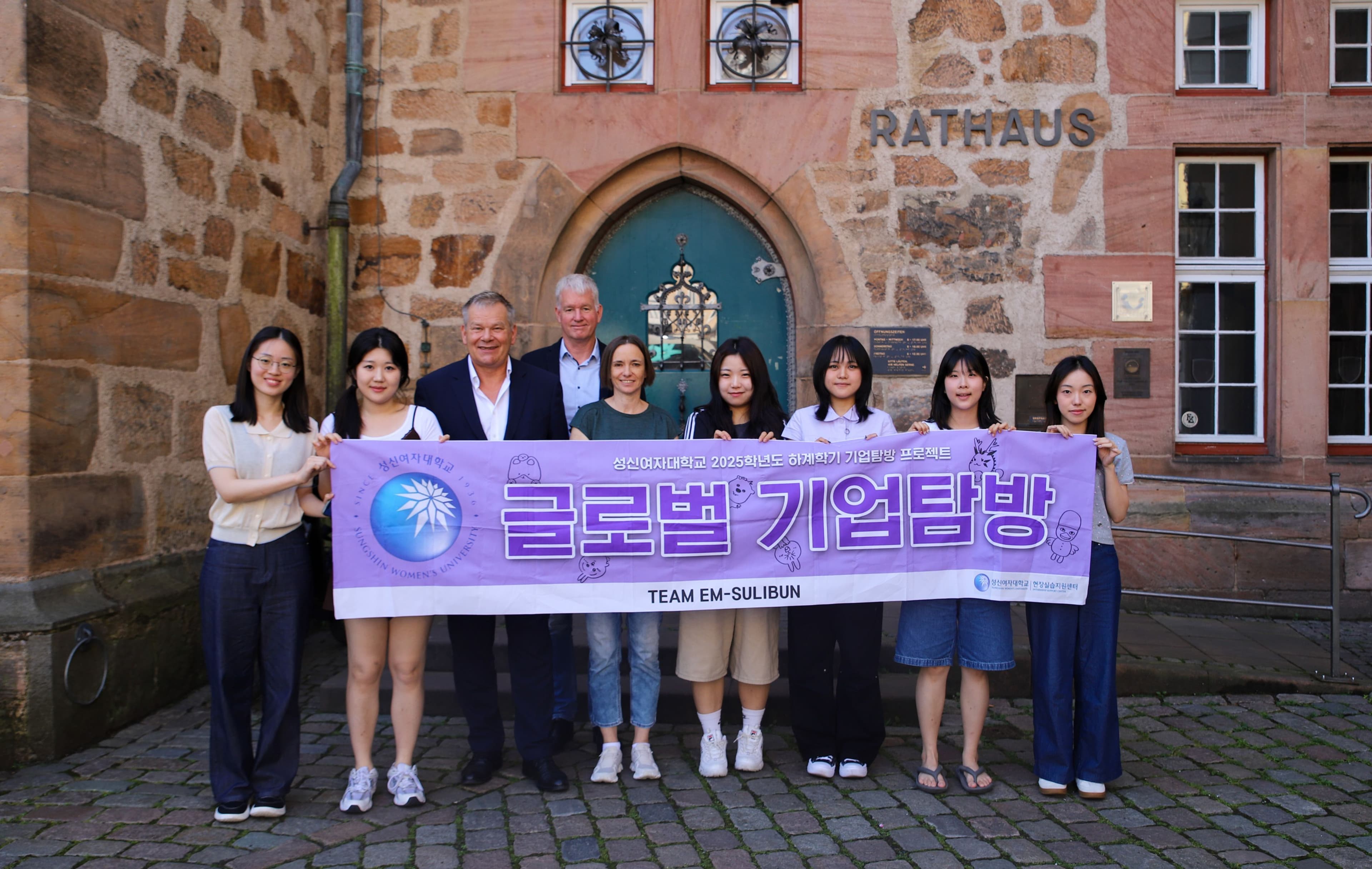 Südkoreanische Studentinnen informieren sich mit Oberbürgermeister Dr. Spies über Inklusion in Marburg.