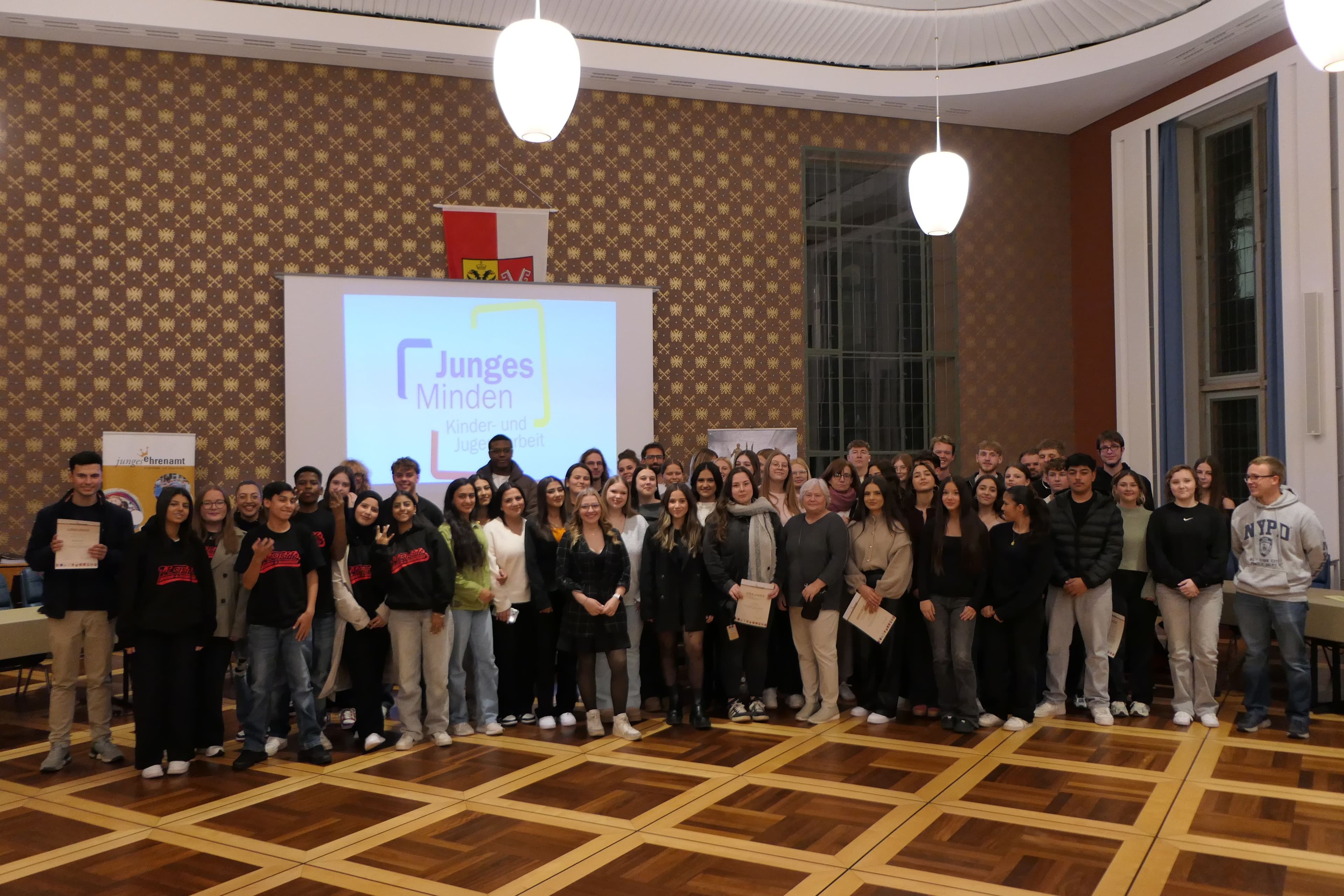 Gruppenbild junger Ehrenamtlicher, die im Jugendhilfeausschuss gewürdigt wurden.