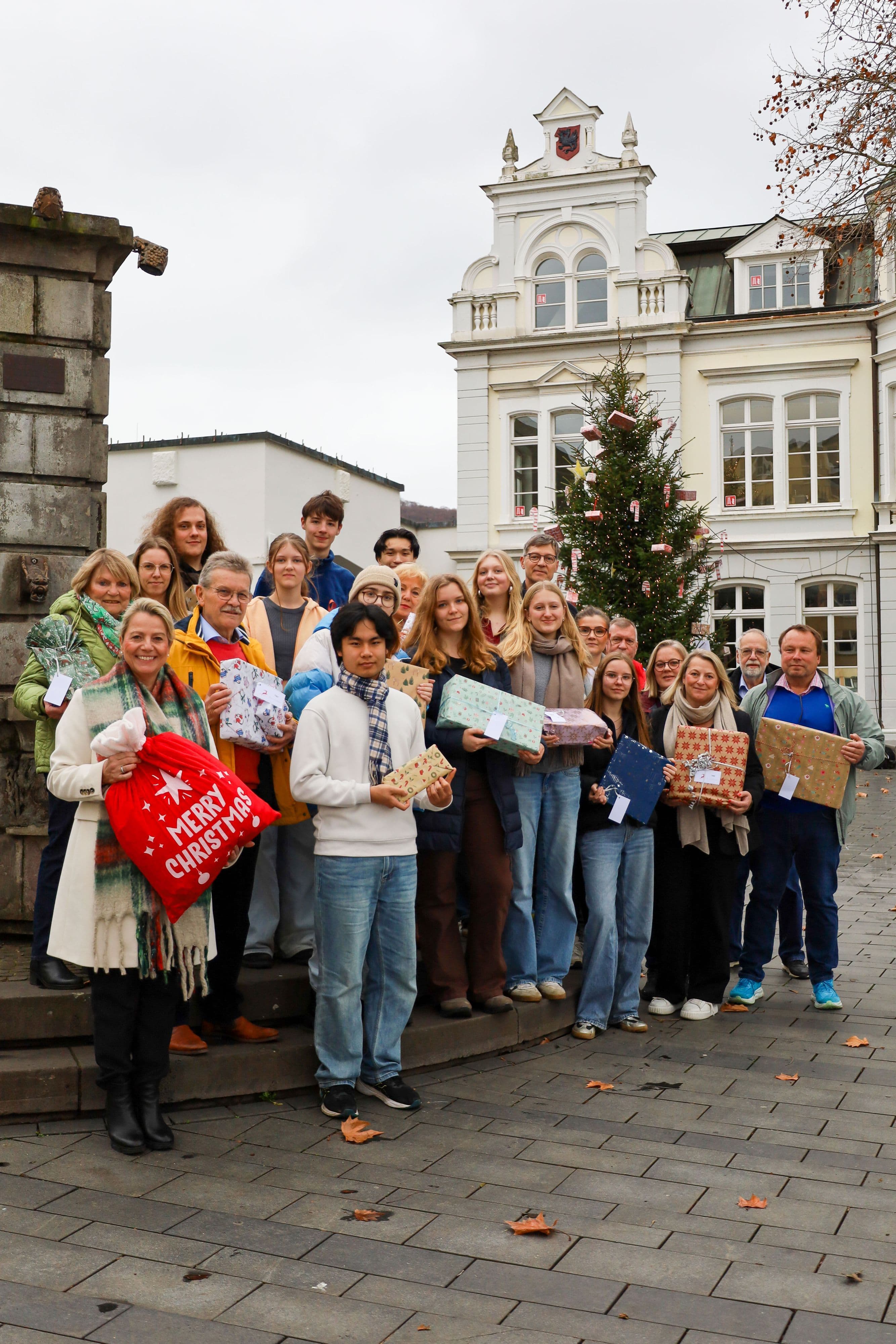 Motivbild zur Wunschbaumaktion 2025 in Königswinter unterstützt von lokalen Vereinen, Schulen und Spendern.