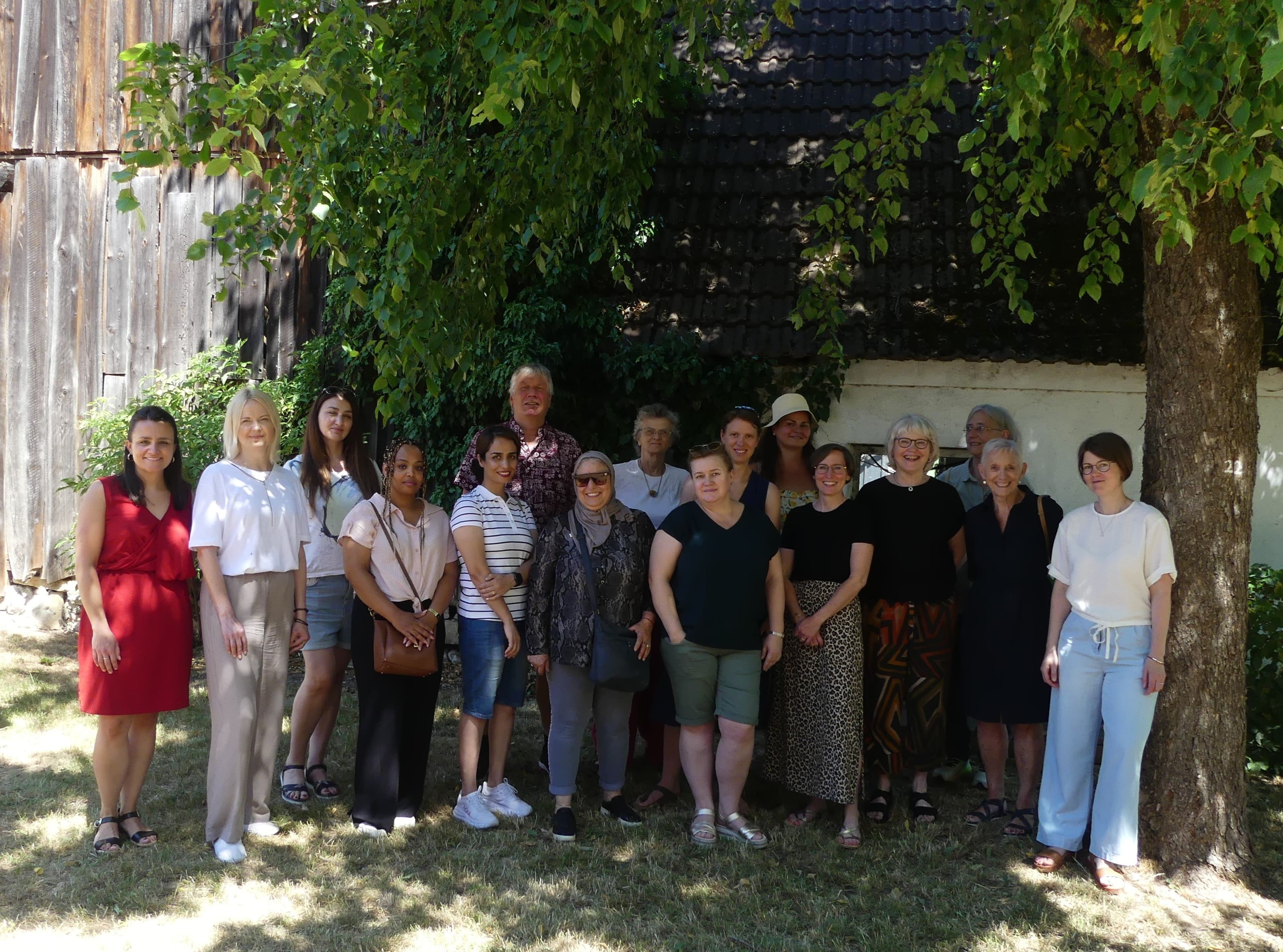 Haupt- und Ehrenamtliche des Mehrgenerationenhauses Regensburg zu Besuch im Bürgerzentrum Alte Schule Pölling.