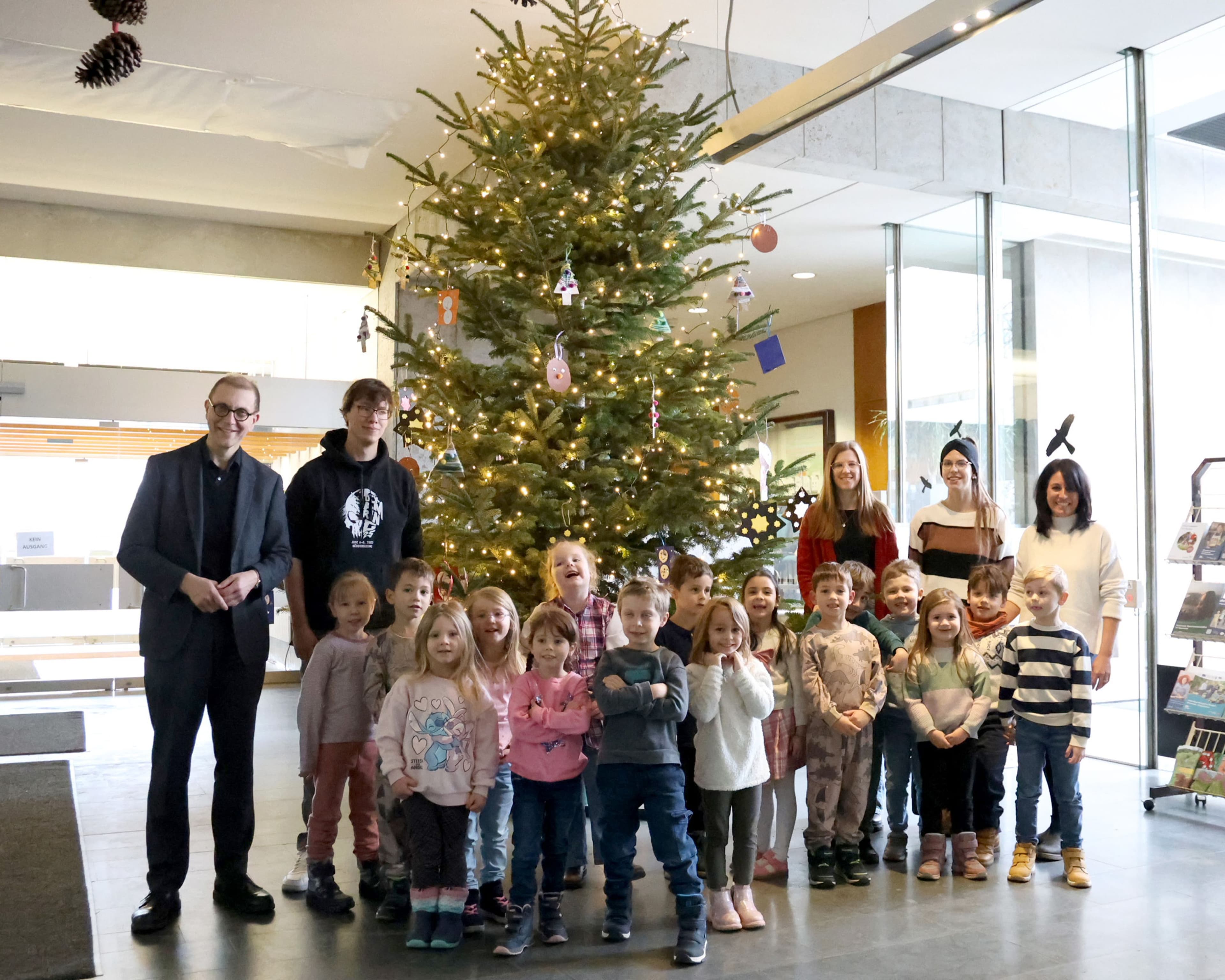 Kinder der Kita Oberwürzbach schmücken den Weihnachtsbaum im Rathaus St. Ingbert mit Oberbürgermeister und Erziehern.