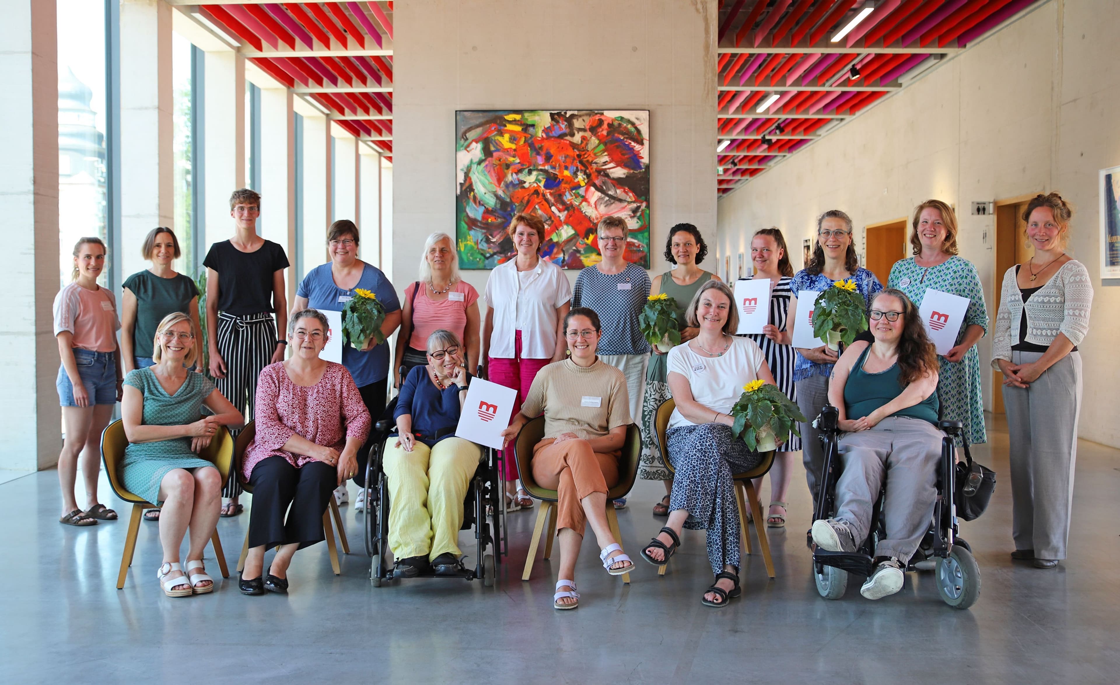 Vertreter*innen Marburger Beratungsstellen bei der Abschlussveranstaltung des Projekts 'Beratung für alle' im Erwin-Piscator-Haus.