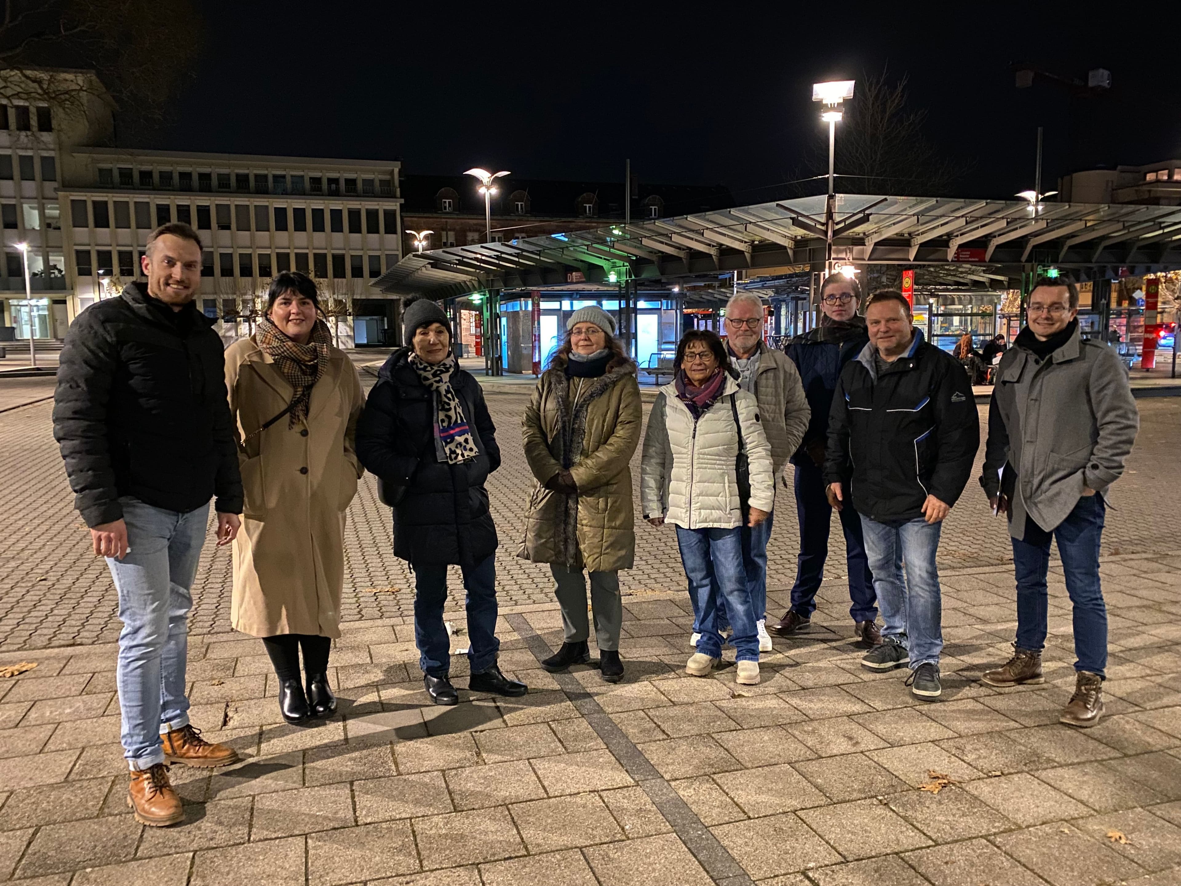 Neun Mitglieder des Ortsrats Mitte beteiligen sich an der Begehung der Innenstadt am Abend., Starke Graffiti- und Marker-Verschmierung am Busrendezvous-Platz wird als Problem wahrgenommen.
