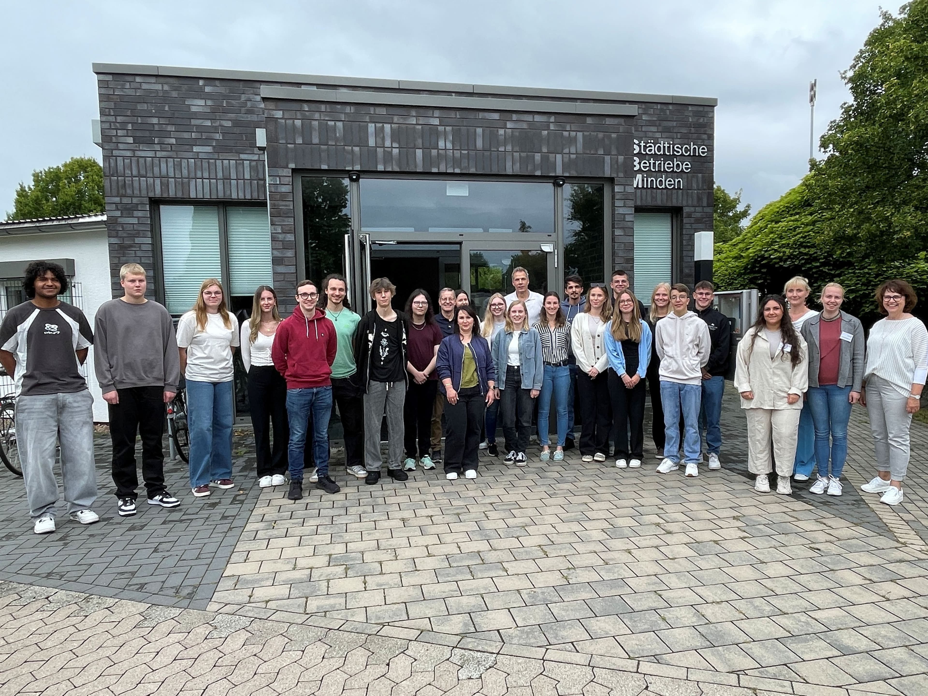 Beigeordneter Peter Wansing, Andreas Kruse und Ausbildungsleiterin Gabi Hasse begrüßen Auszubildende auf dem Betriebshof in Minderheide.