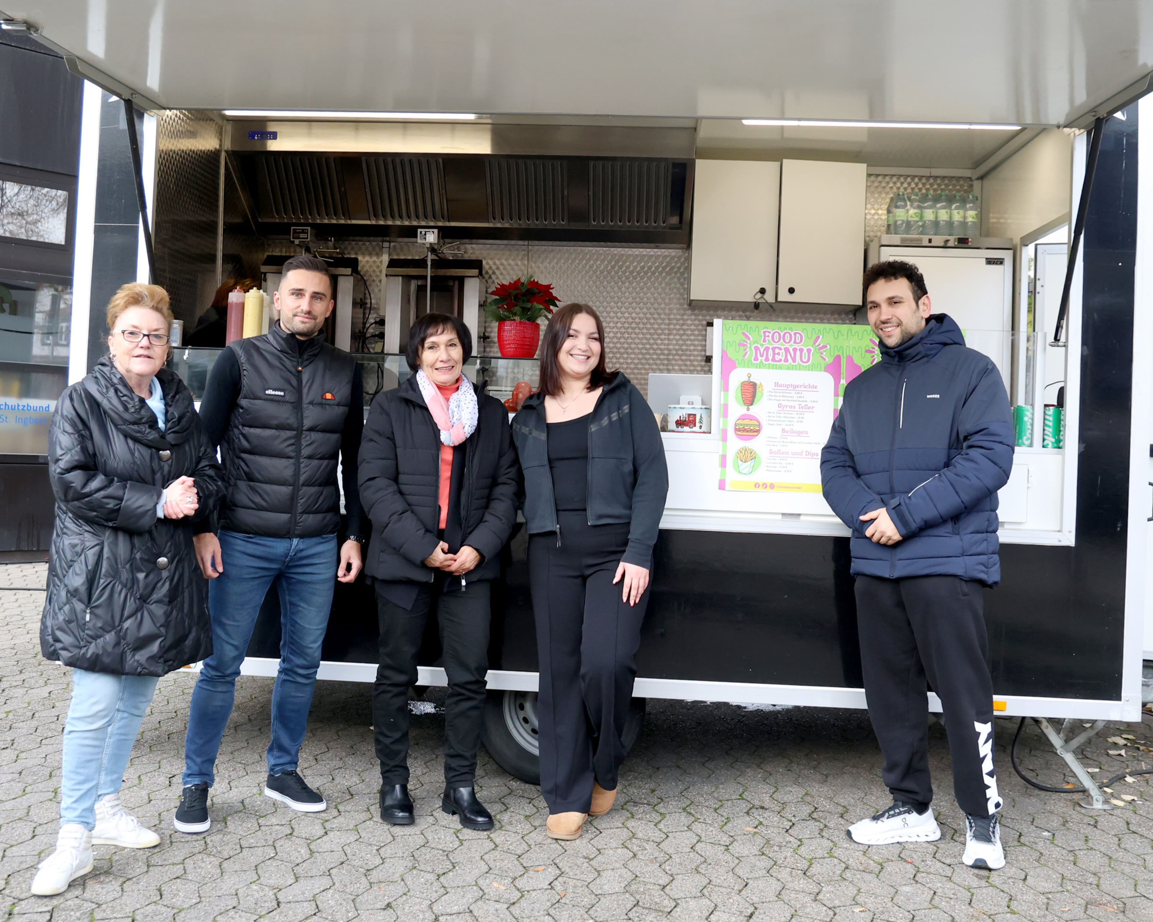 Eröffnung des Foodtrucks in St. Ingbert mit Wirtschaftsförderin, Gebäudemanagement, Ortsvorsteherin und den Gründern.