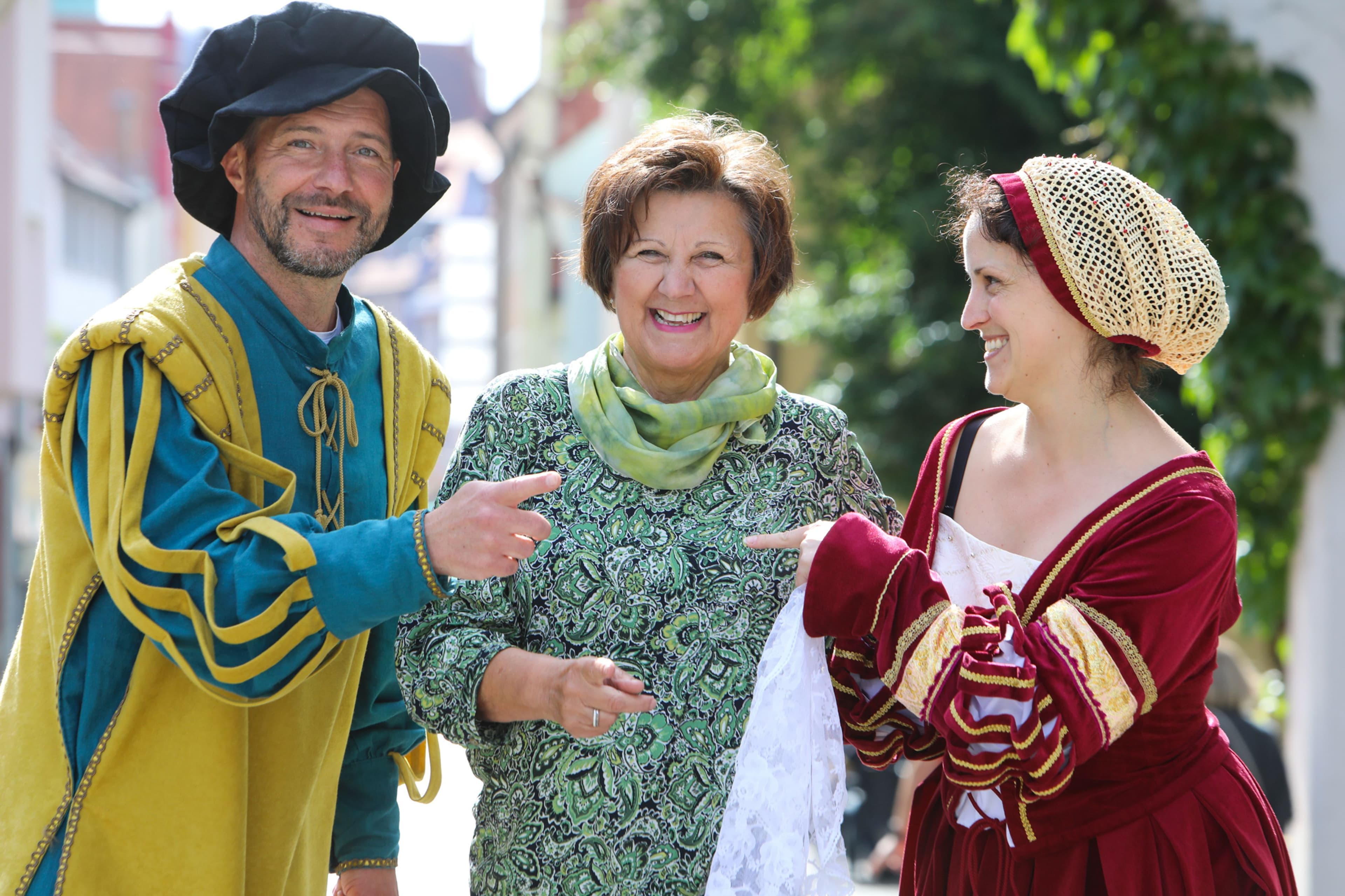 Thematische Stadtführung durch Neumarkts Altstadt mit Gästeführerin und Darstellern.