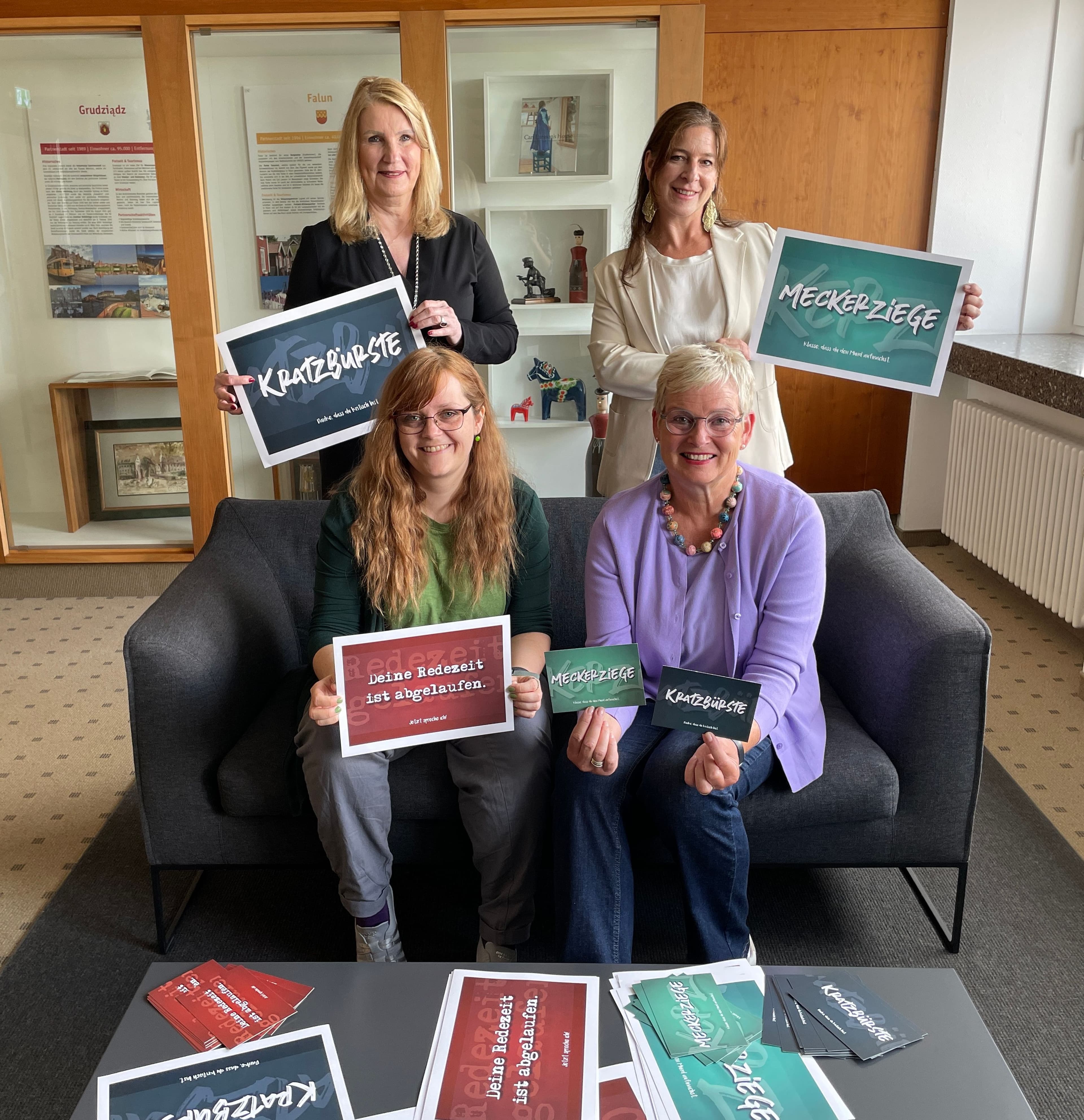 Gleichstellungsstellen aus fünf Städten setzen mit einer Postkartenkampagne ein Zeichen für Gleichberechtigung.