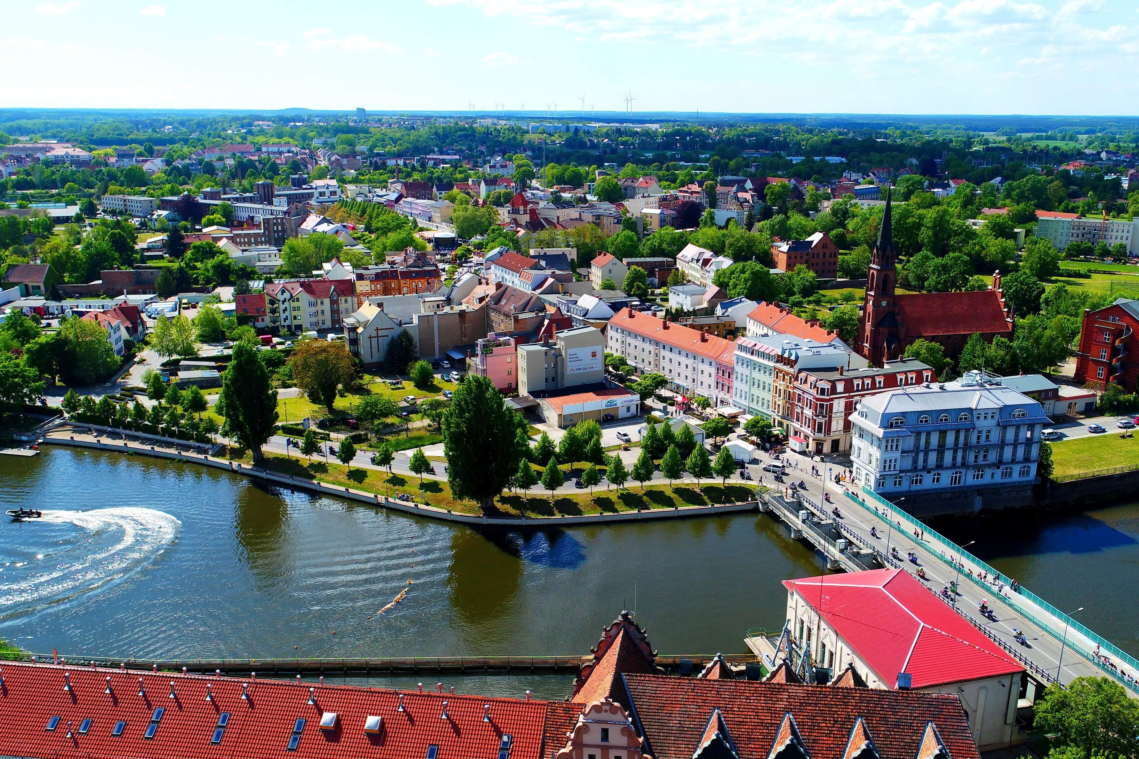 Das Projekt „Probewohnen“ in Guben bietet ab August 2025 die Möglichkeit, für kurze Zeit als kreativer Wohn- und Arbeitsort zu fungieren und einen künstlerischen Beitrag zur Stadt zu leisten.