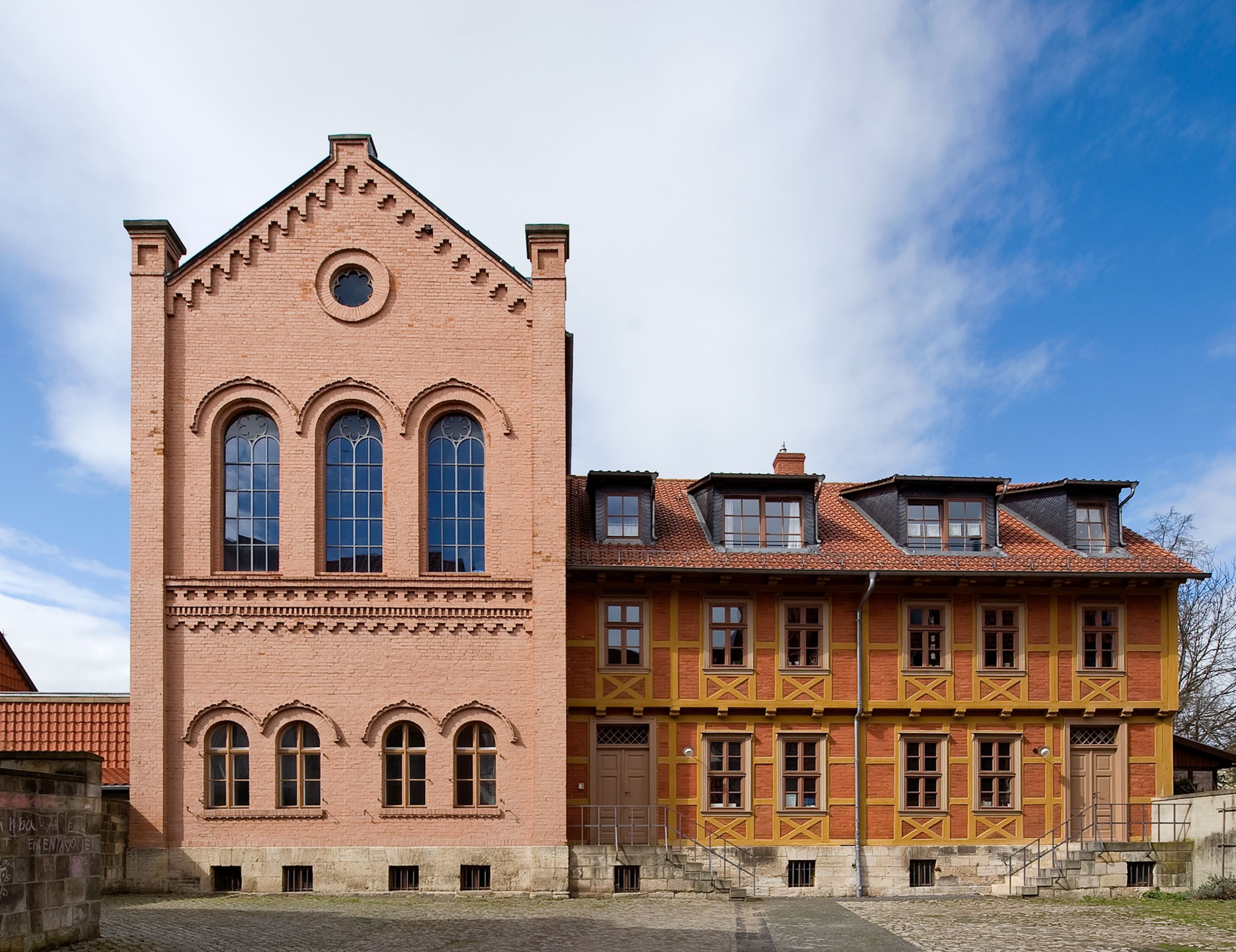 Im Berend Lehmann Museum erhalten Teilnehmende Einblicke in die aktuellen Ausstellungen., Neugierige Besucher erwarten die Ankunft der historischen Straßenbahn.