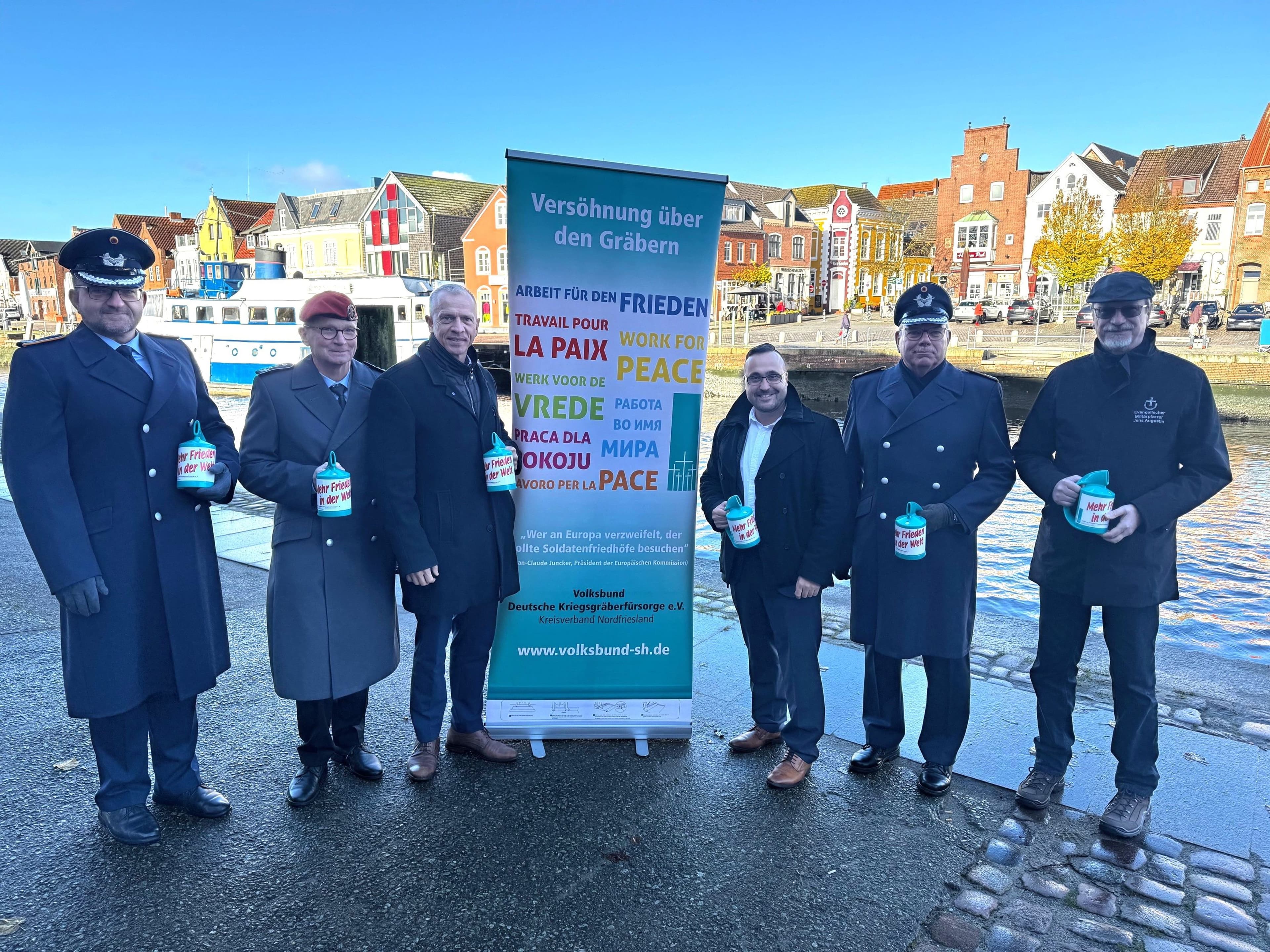 Prominentensammlung zum Start der Spendenaktion in Husum mit Vertretern aus Politik, Bundeswehr und Kirche.