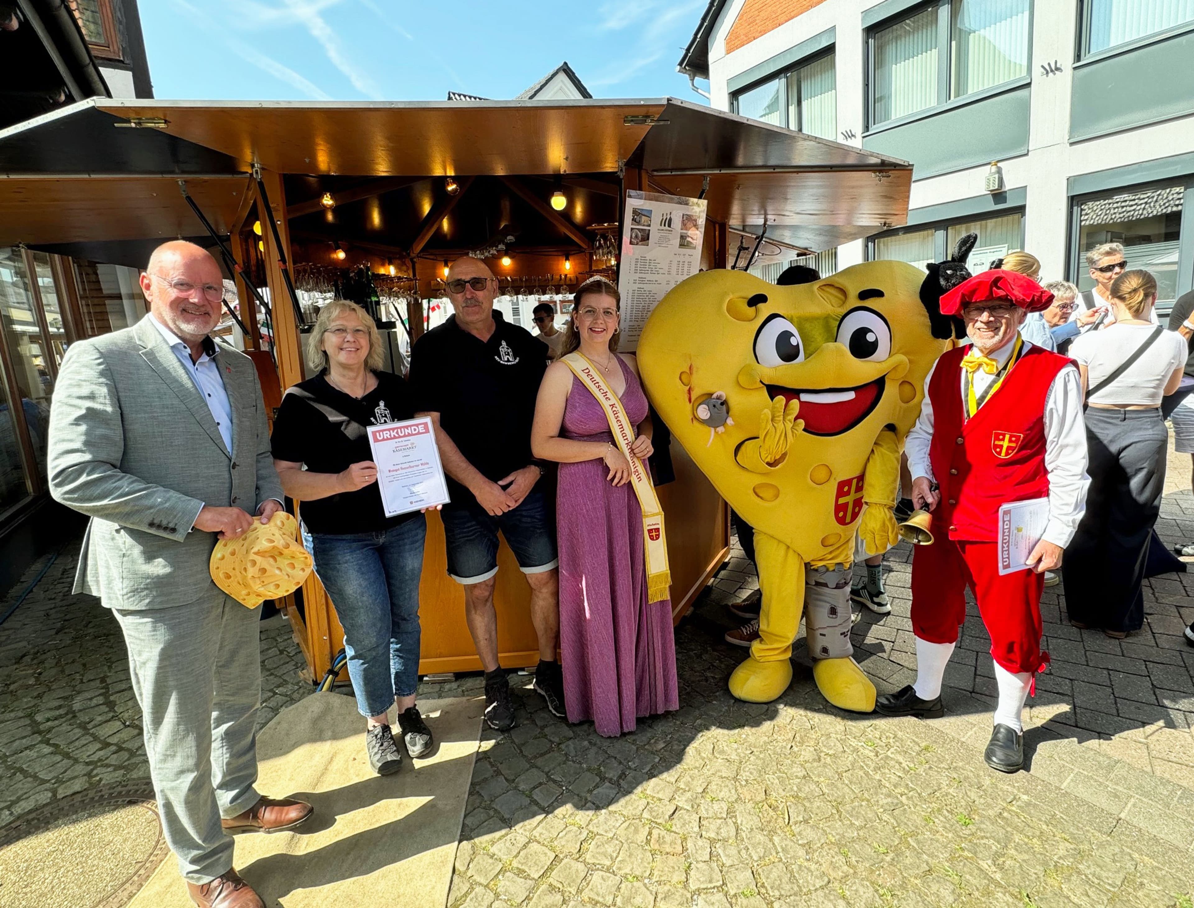 Auszeichnung langjähriger Aussteller beim Deutschen Käsemarkt in Nieheim: Das Team vom Meierhof Möllgard wird für seine zehnjährige Teilnahme geehrt.