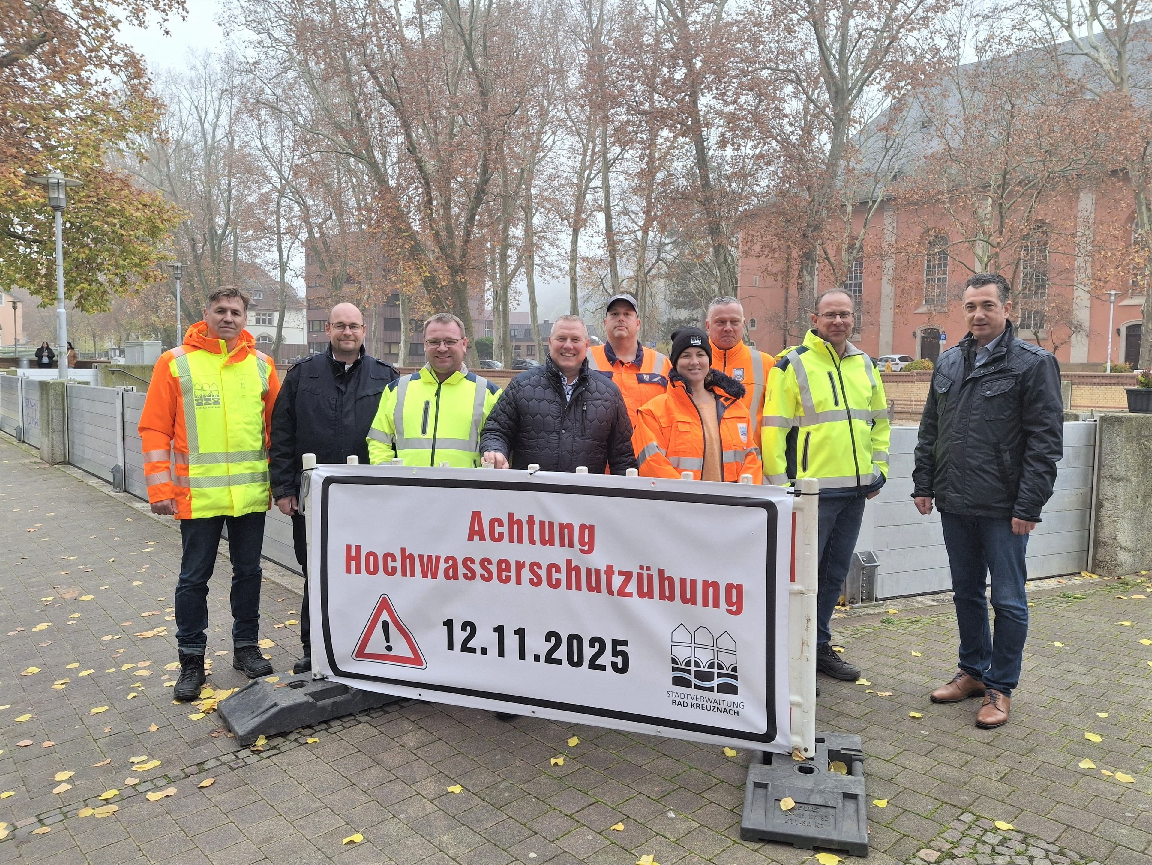Gruppenfoto von Mitarbeitenden beim Aufbau mobiler Hochwasserschutzwände am Mühlenteich.