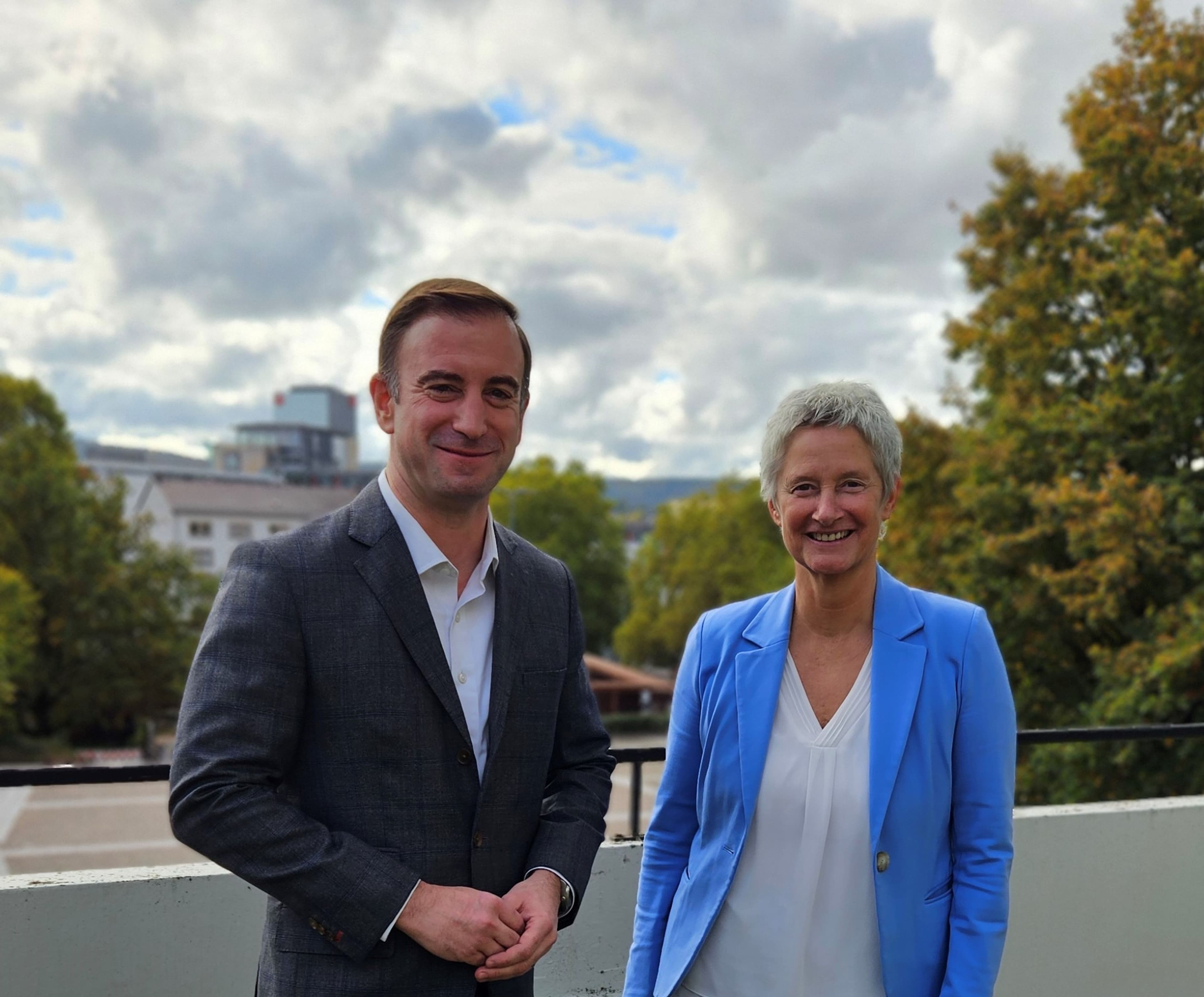 Rechnungshofpräsident Marcel Hürter bei seinem Besuch im Rathaus Kaiserslautern mit Oberbürgermeisterin Kimmel.