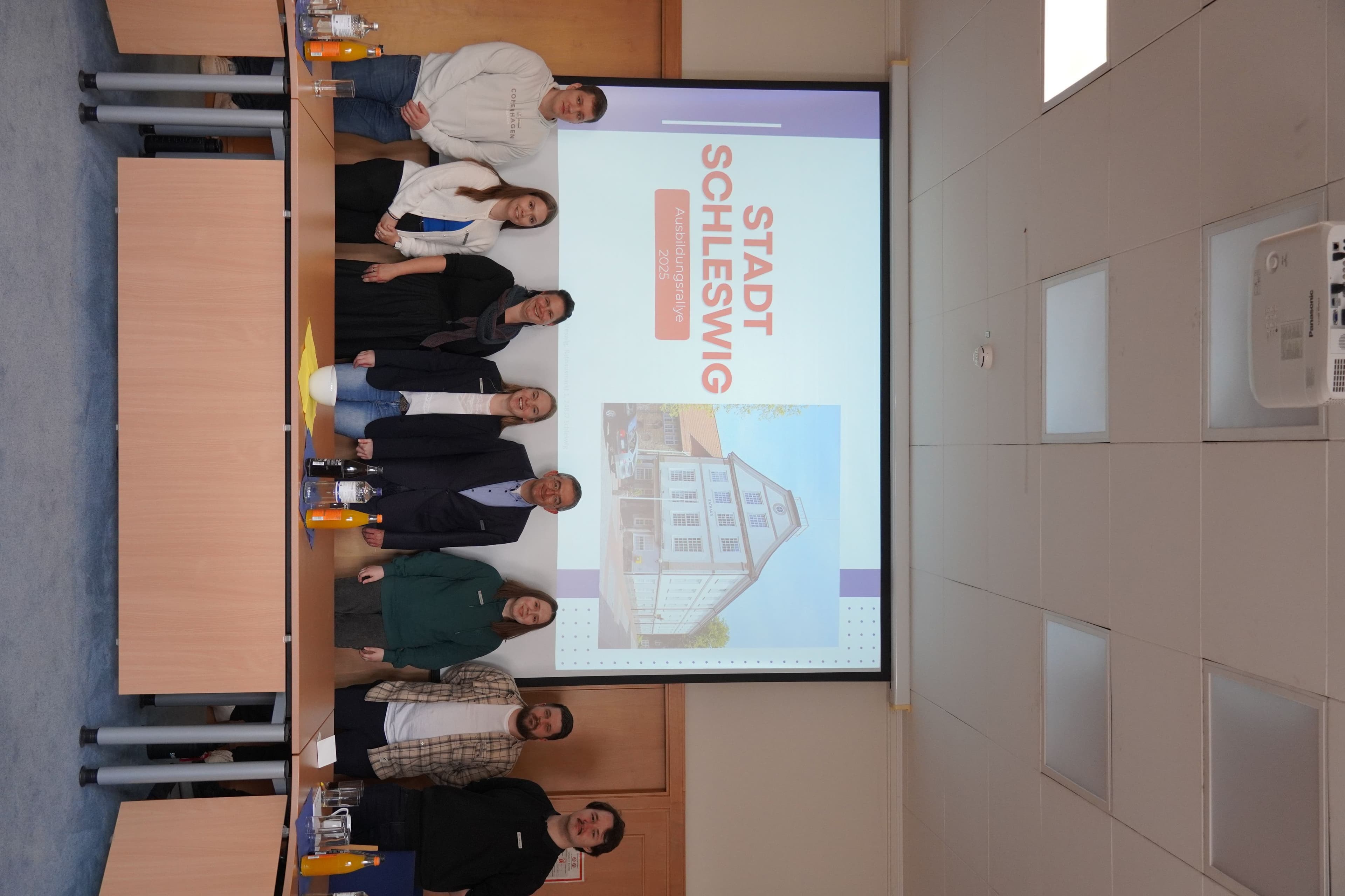 Auszubildende und Mitarbeitende der Stadt Schleswig begleiten Schüler*innen bei der Ausbildungsrallye 2025.