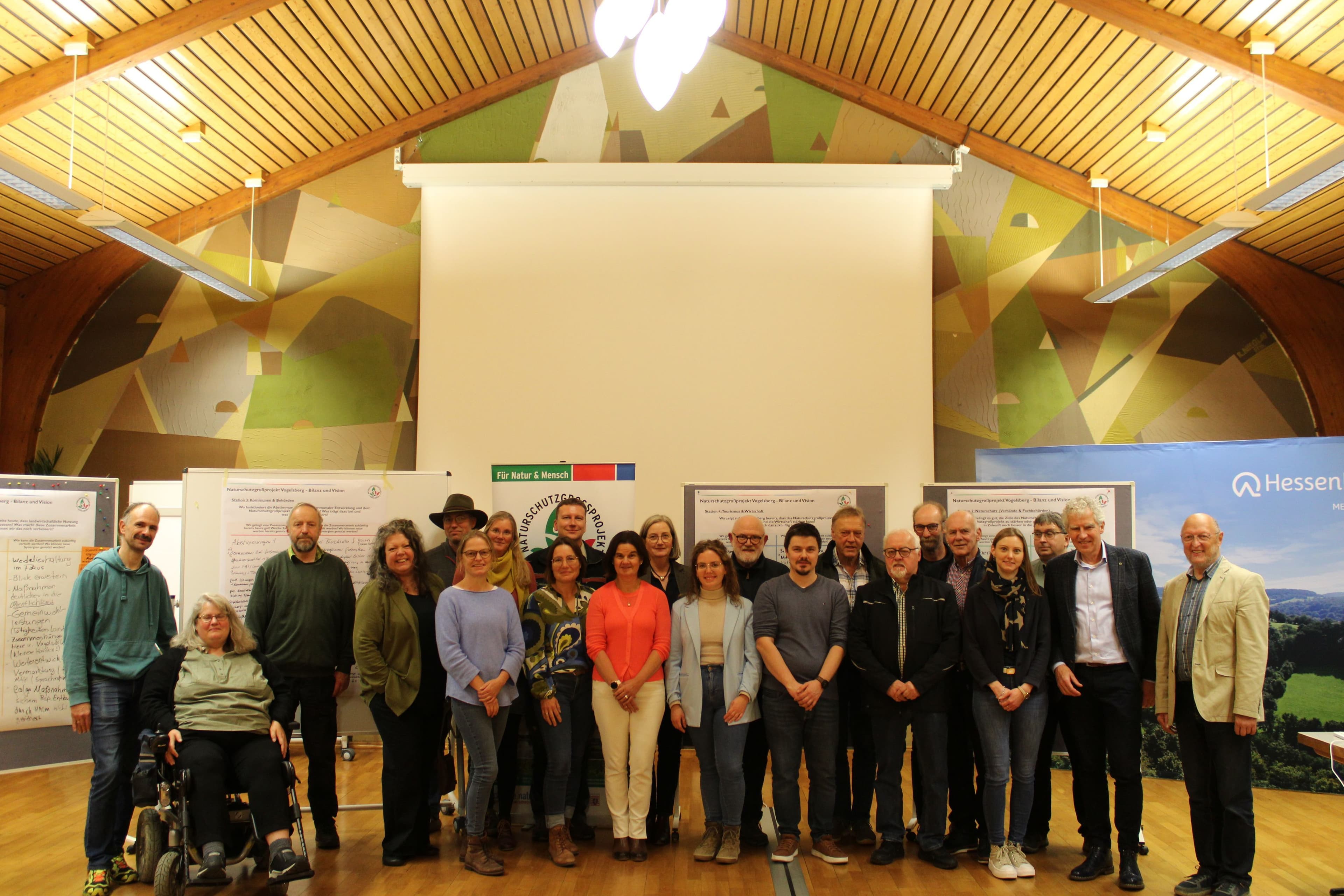 Teilnehmer des Zukunftsworkshops des Naturschutzgroßprojekts Vogelsberg in der Mehrzweckhalle Schotten.