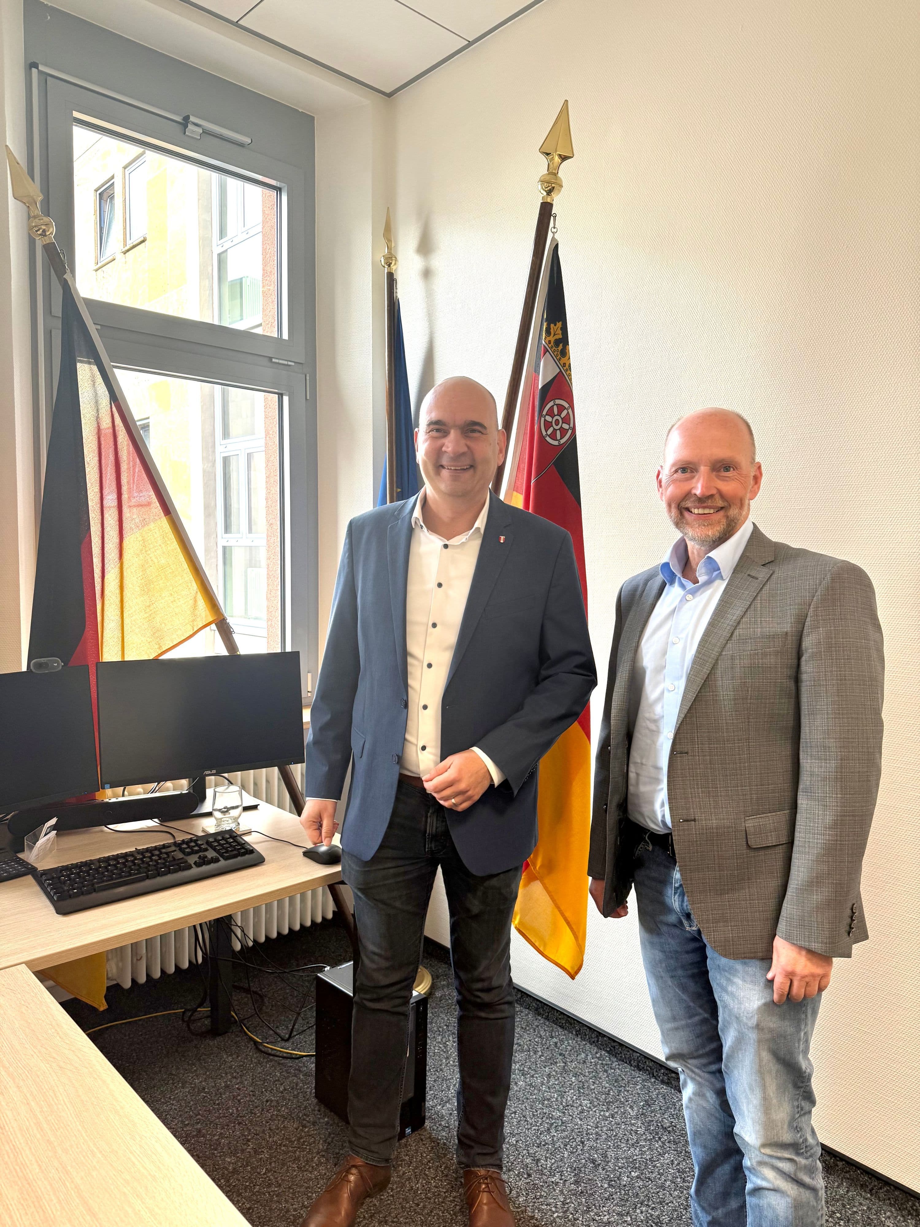 Bürgermeister Manfred Schulz und Andreas Adelmann im Referat Migration und Fachkräfteeinwanderung.