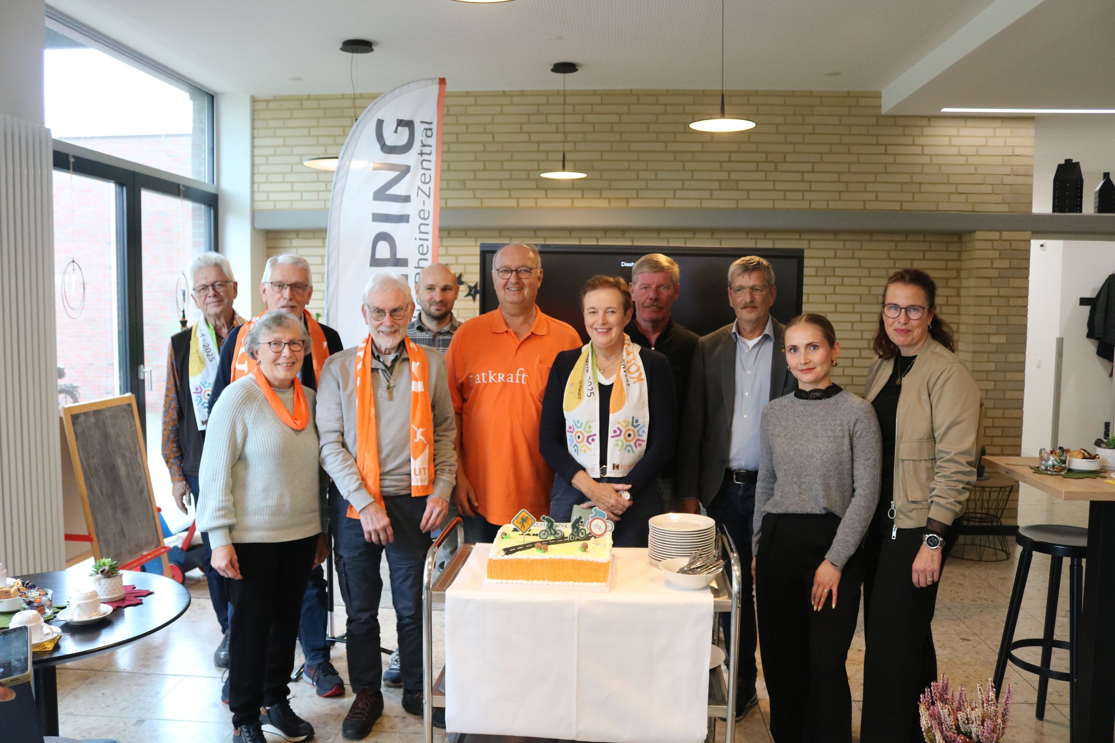 Gruppenfoto von Ehrenamtlichen und Unterstützern der Kolping-Fahrradwerkstatt beim 10-jährigen Jubiläum.