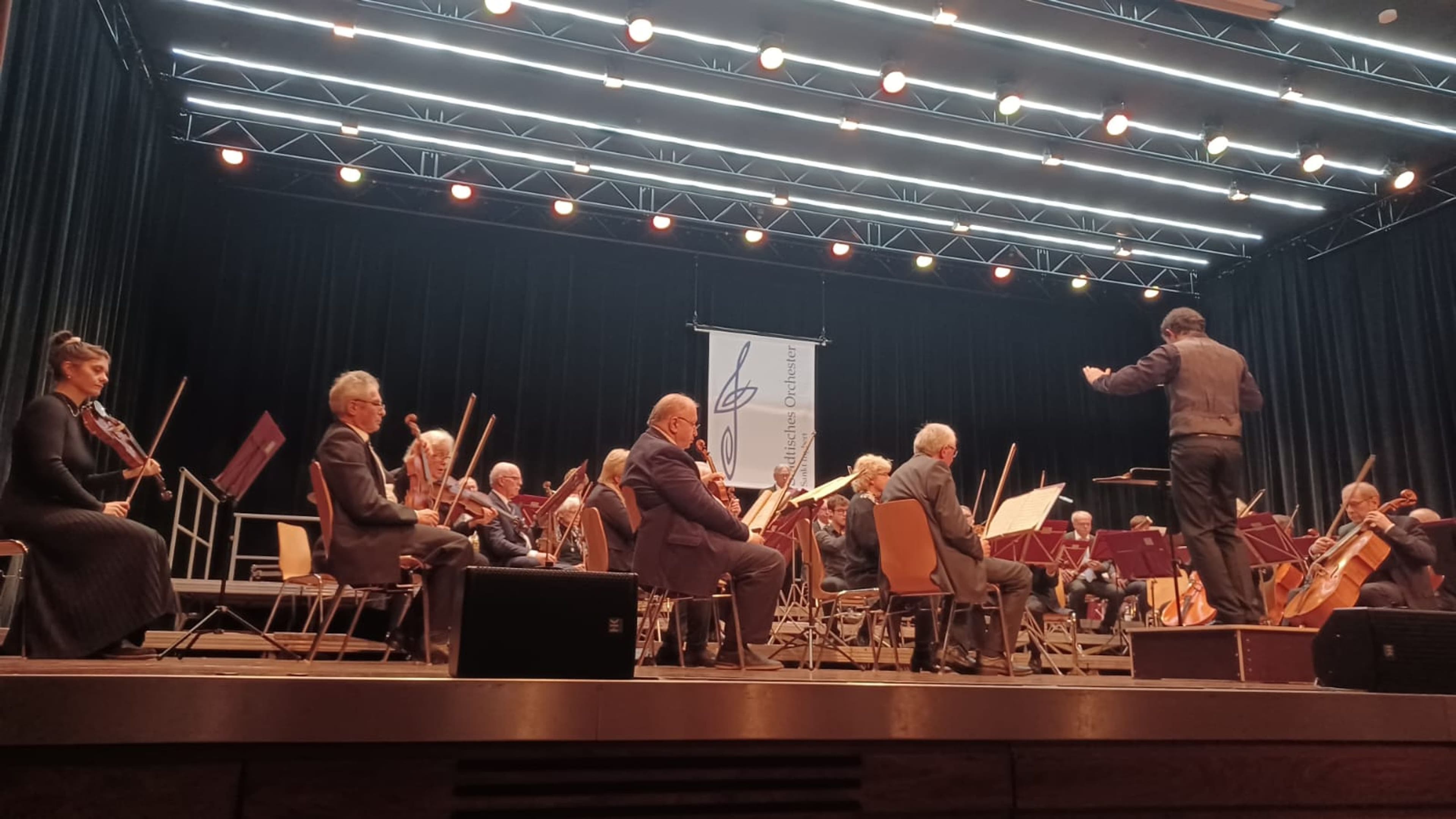 Pressefoto zum Herbstkonzert des Städtischen Orchesters St. Ingbert 2025.