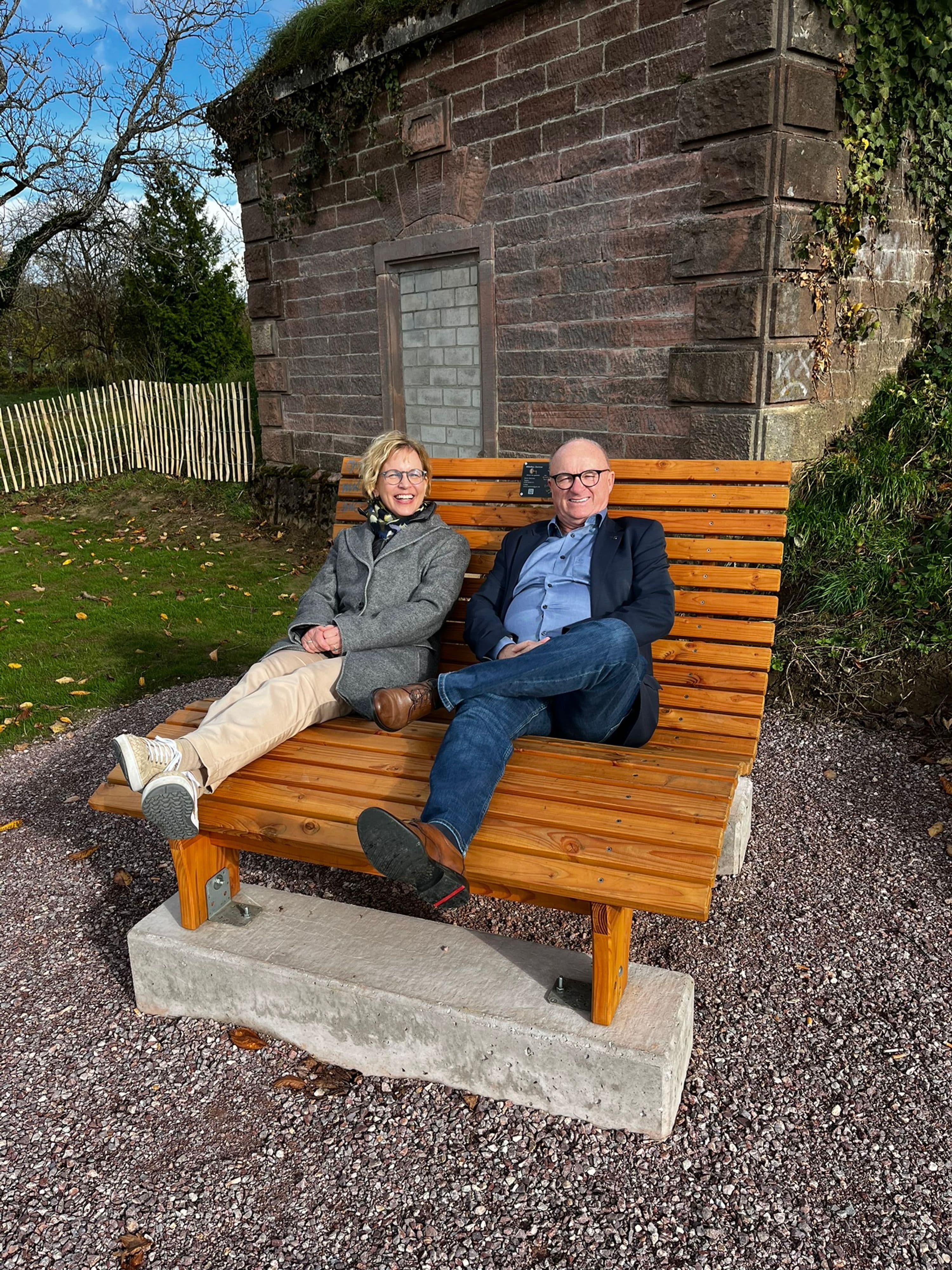Spendenübergabe für neue Sonnenliegen am historischen Hochbehälter in Mahlberg.