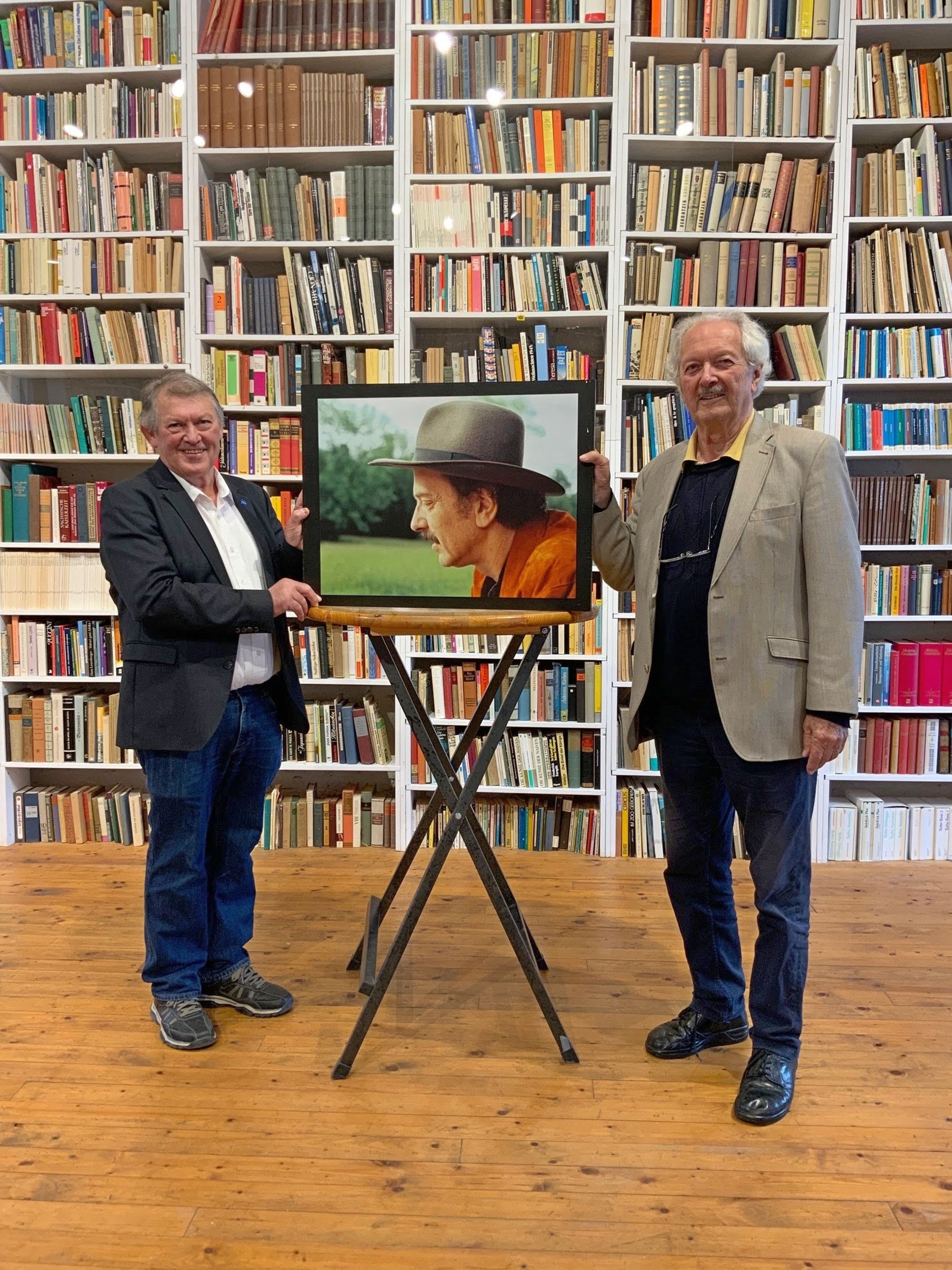 Porträtübergabe eines bekannten Antiquars an die Allgäuer Genussmanufaktur eG im weißen Saal.