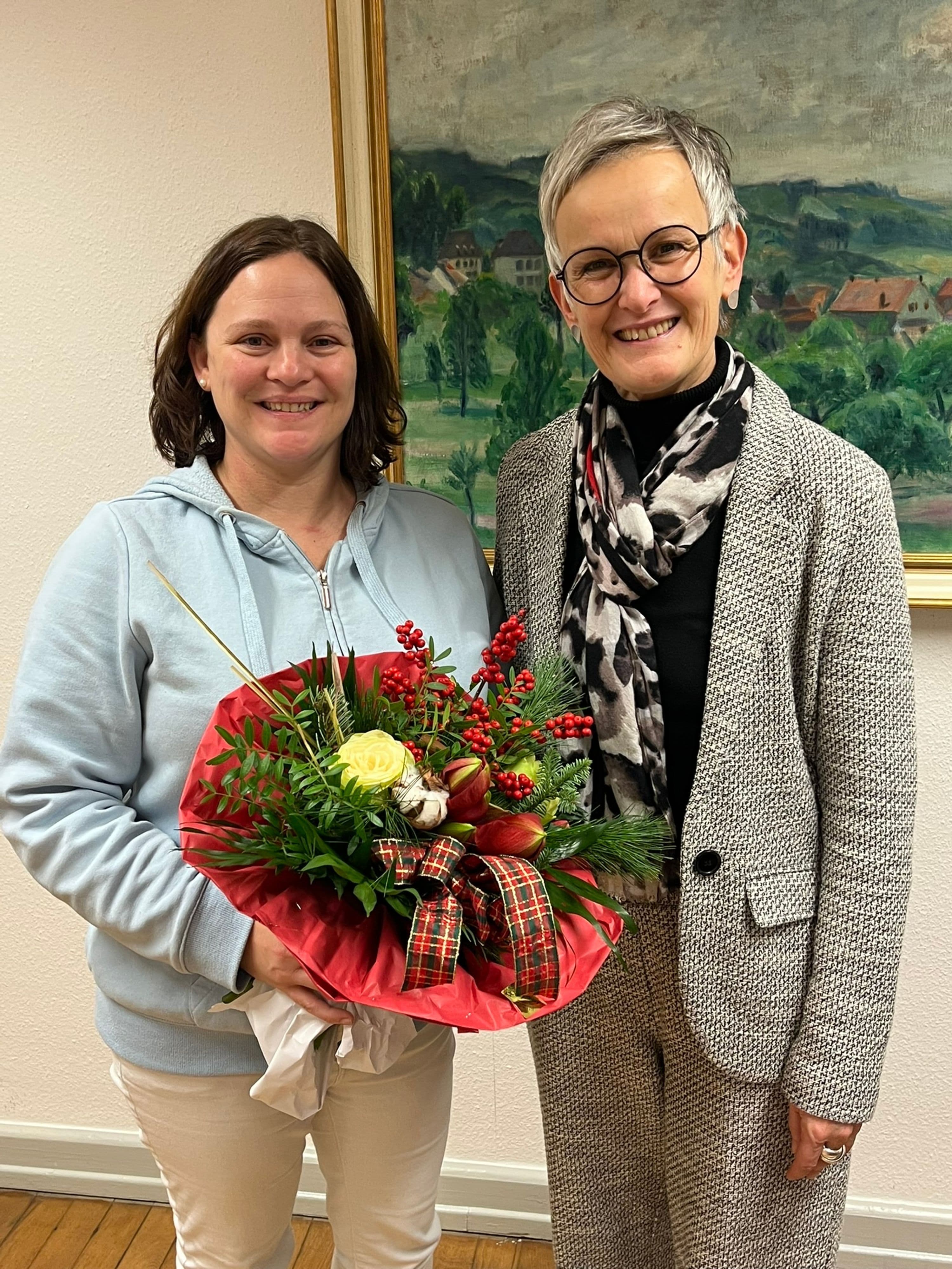 Ortsvorsteherin Dunja Sauer bedankt sich mit Blumenstrauß bei Susanne Hauck für die geleistete Arbeit.
