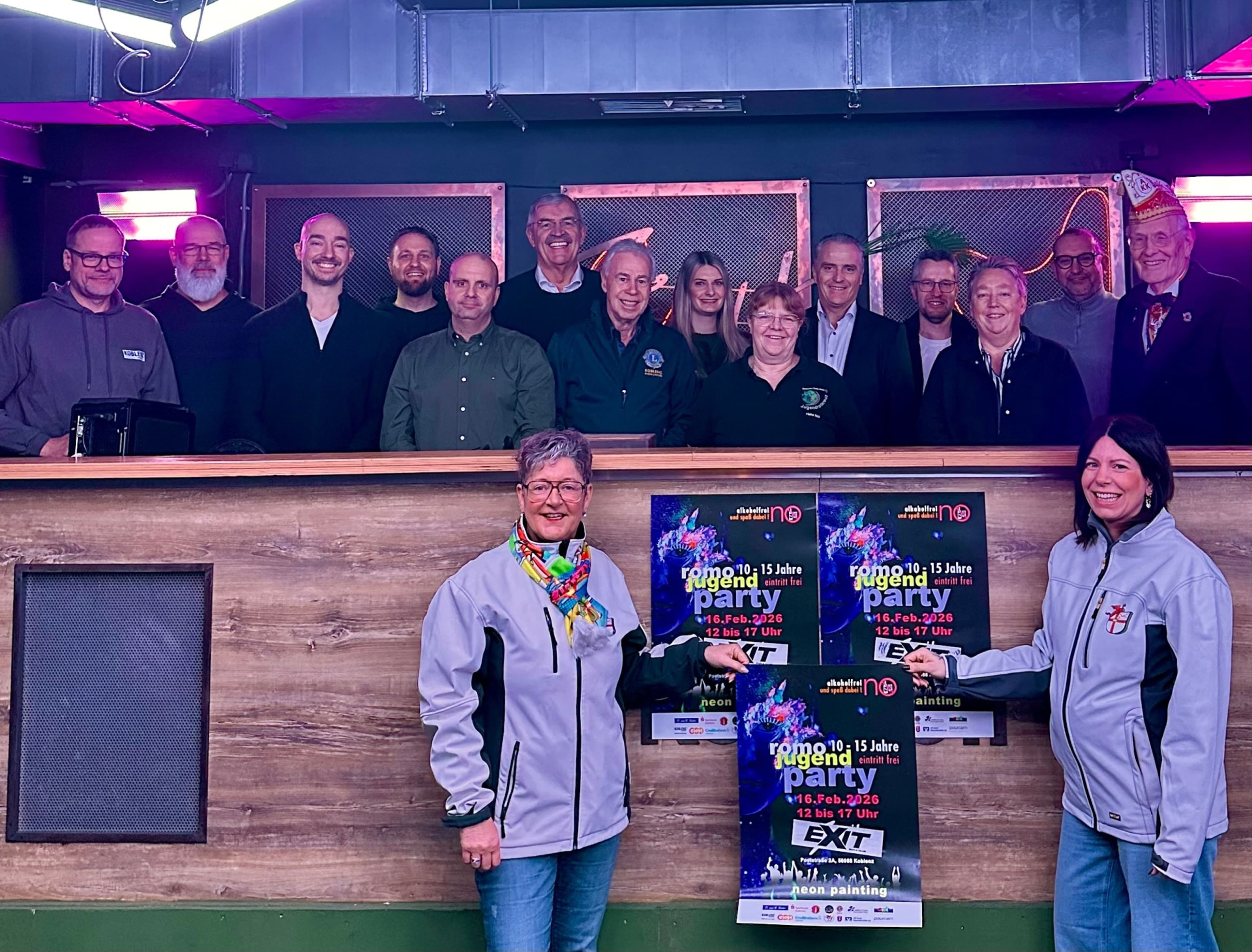 Teilnehmer:innen der 14. RoMo Party am 16. Februar im Club Exit in Koblenz posieren auf der Empore. Teilnehmer:innen der 14. RoMo Party am 16. Februar im Club Exit in Koblenz posieren auf der Empore.