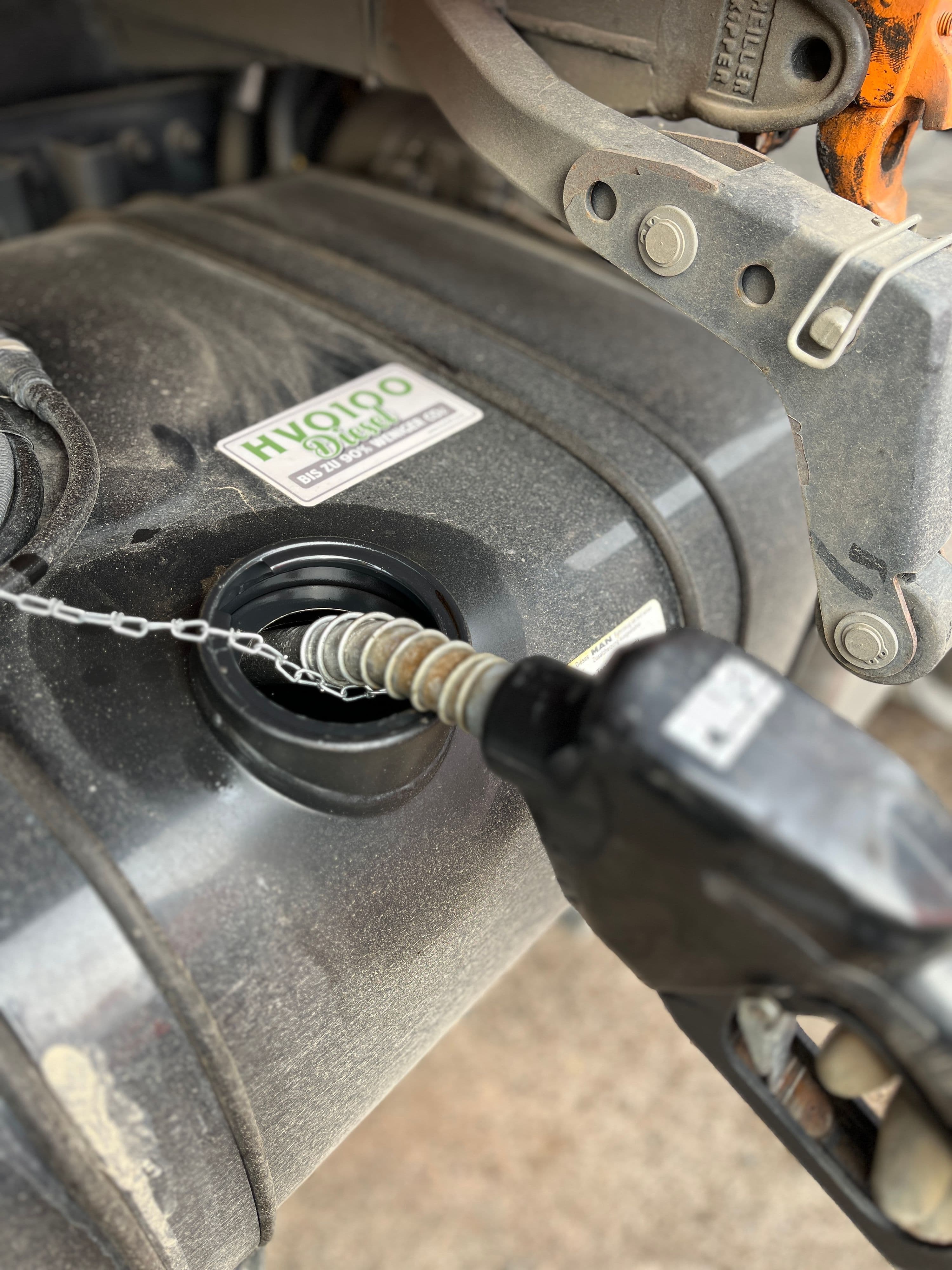 Die ersten städtischen Nutzfahrzeuge werden auf dem Baubetriebshof mit HVO100 betankt – ein wichtiger Schritt für den lokalen Klimaschutz.