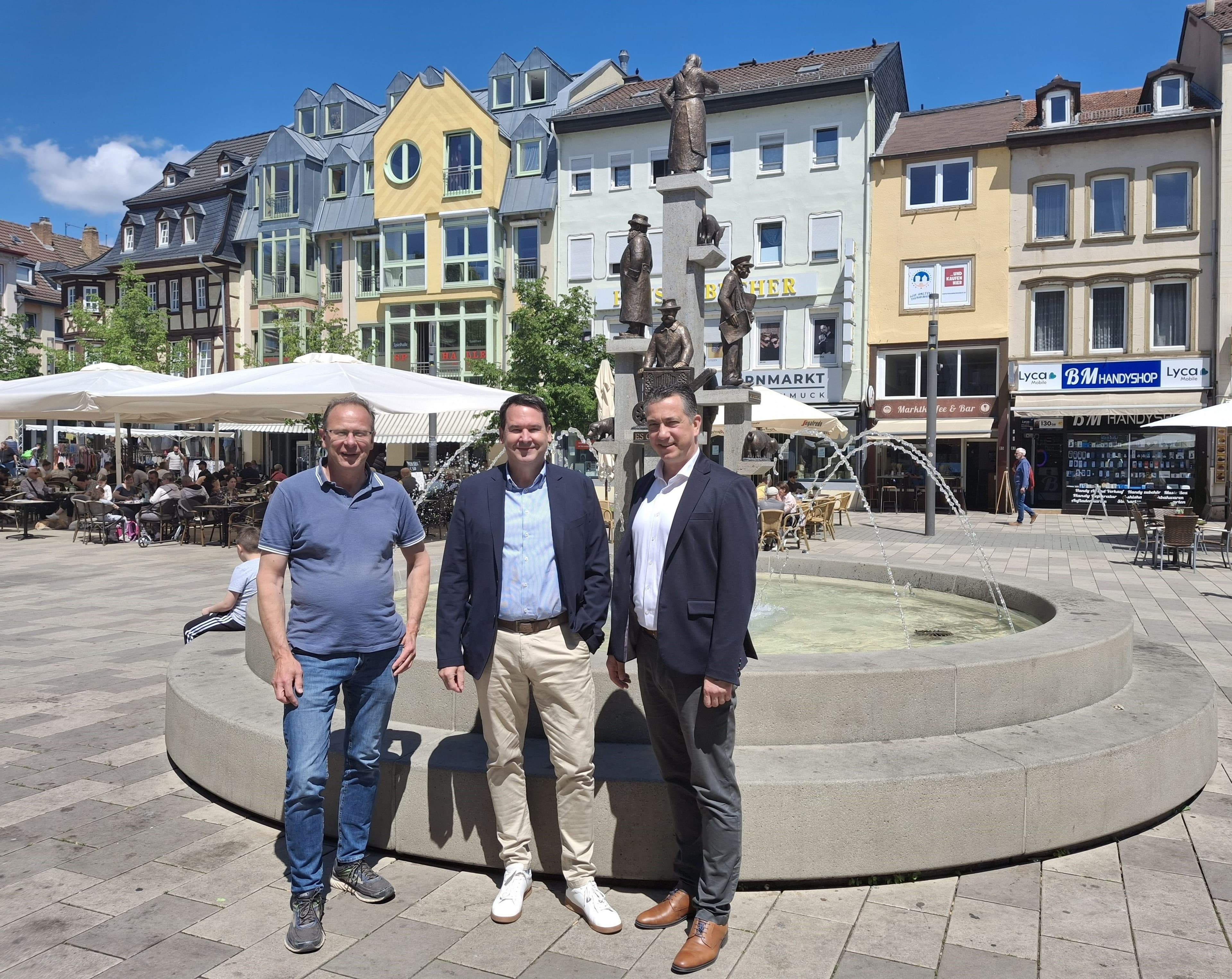 Der Originale-Brunnen auf dem Kornmarkt ist wieder in Betrieb dank der Unterstützung der Sparkasse Rhein-Nahe.