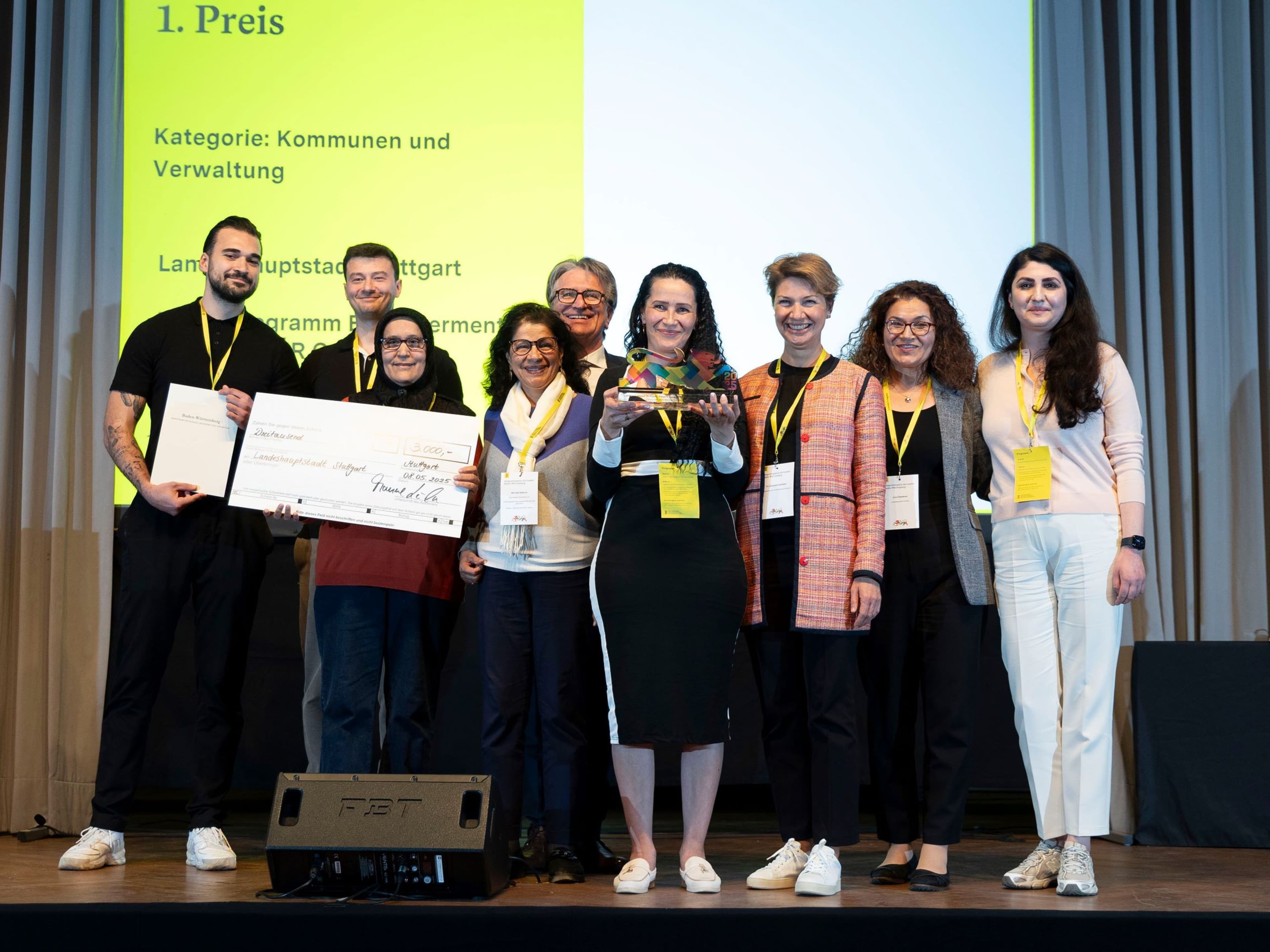 Sozialminister Manfred Lucha überreicht den Integrationspreis des Landes an die Stadt Stuttgart.