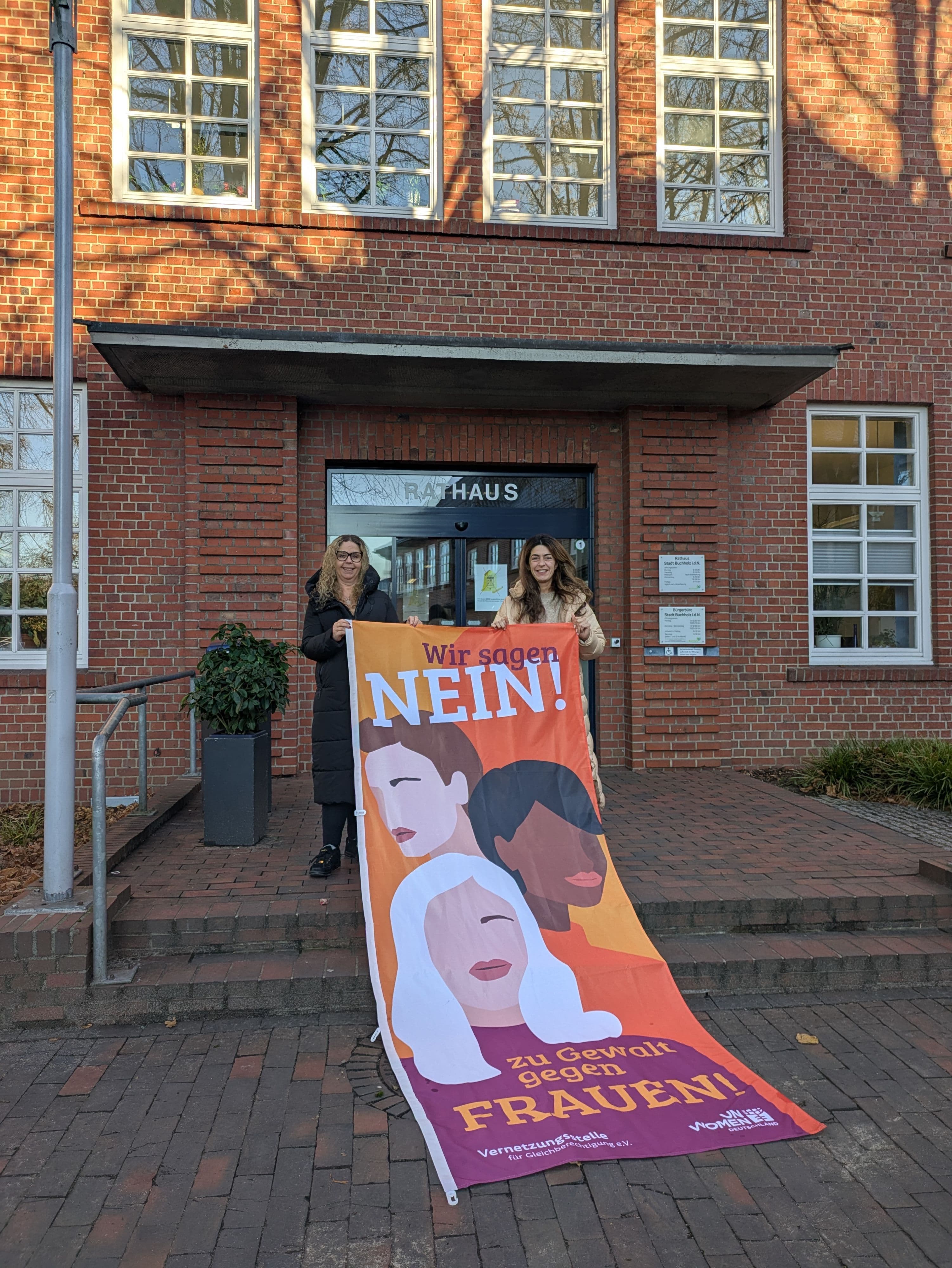 Yvonne Bodendiek und Karin AygĂĽn engagieren sich am Internationalen Tag gegen Gewalt an Frauen in Buchholz.