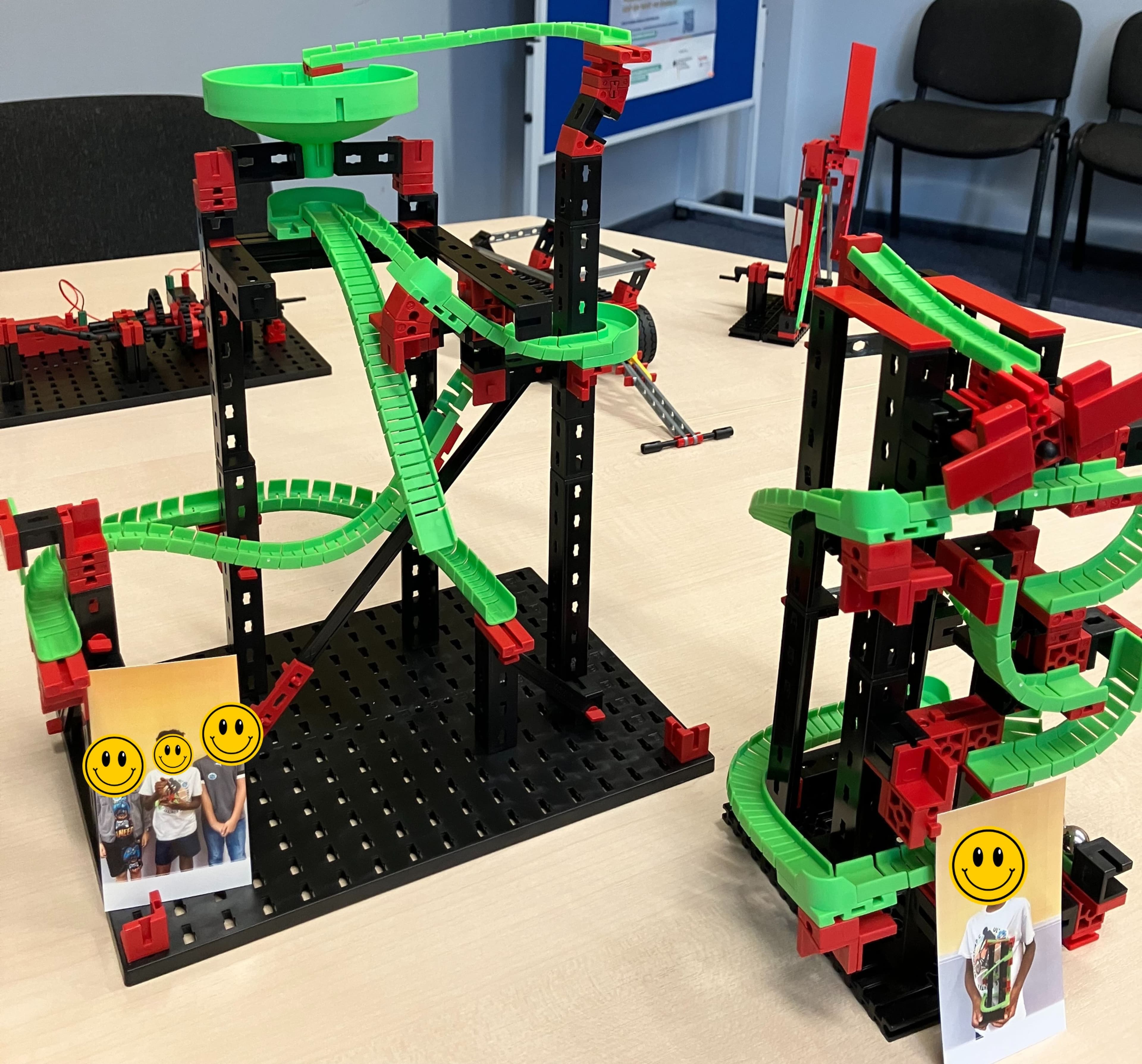 Kinder und Jugendliche bauen im EleMINT-Kurs technische Modelle mit fischertechnik am Waldseeplatz., EleMINT-Projektkoordinatorin Anna Fribiczer betreut Kinder beim fischertechnik-Bau im neuen Kurs.