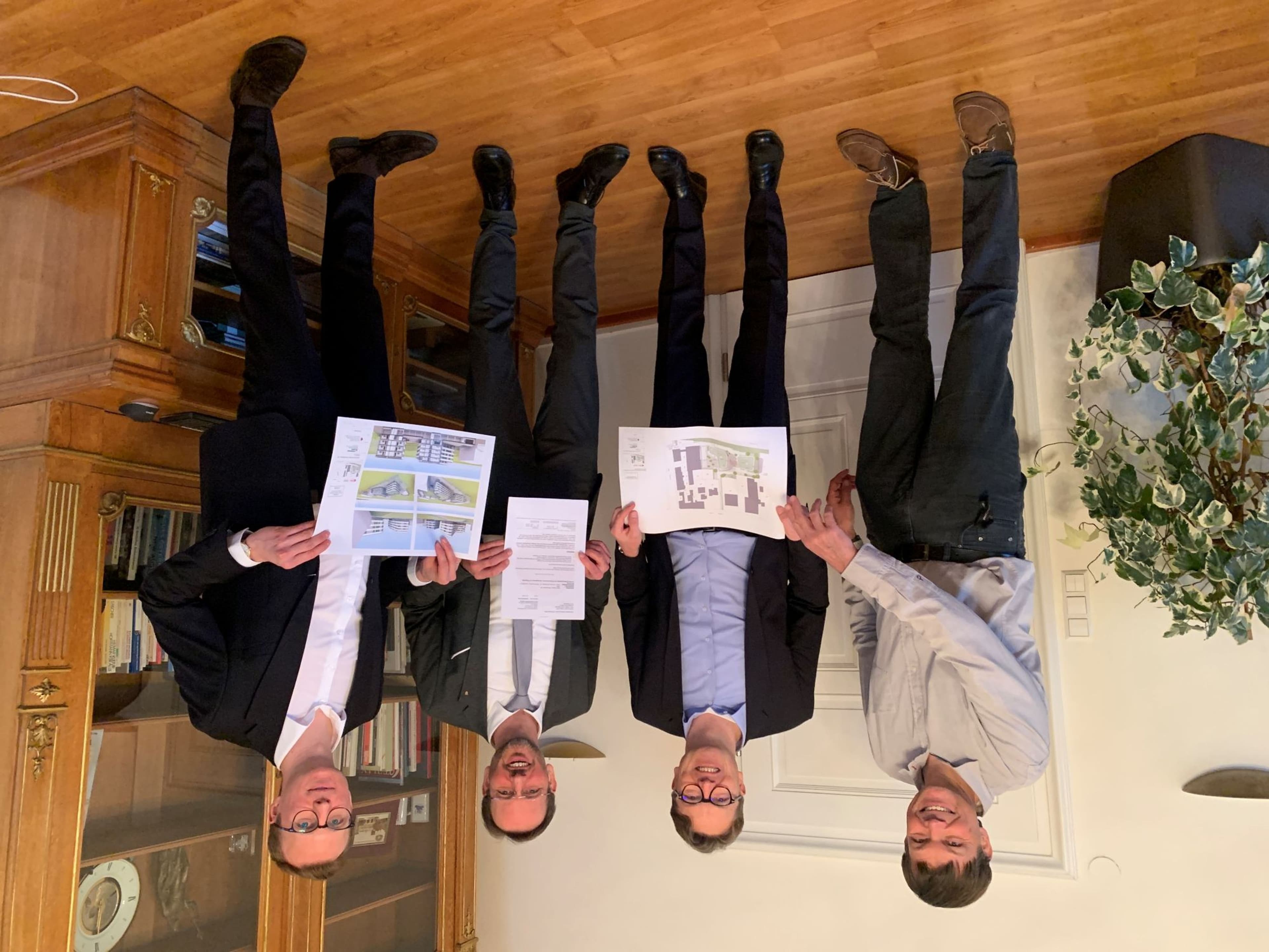 Die Projektbeteiligten erhalten die Baugenehmigung im Rathaus Baden. Die Projektbeteiligten erhalten die Baugenehmigung im Rathaus Baden.