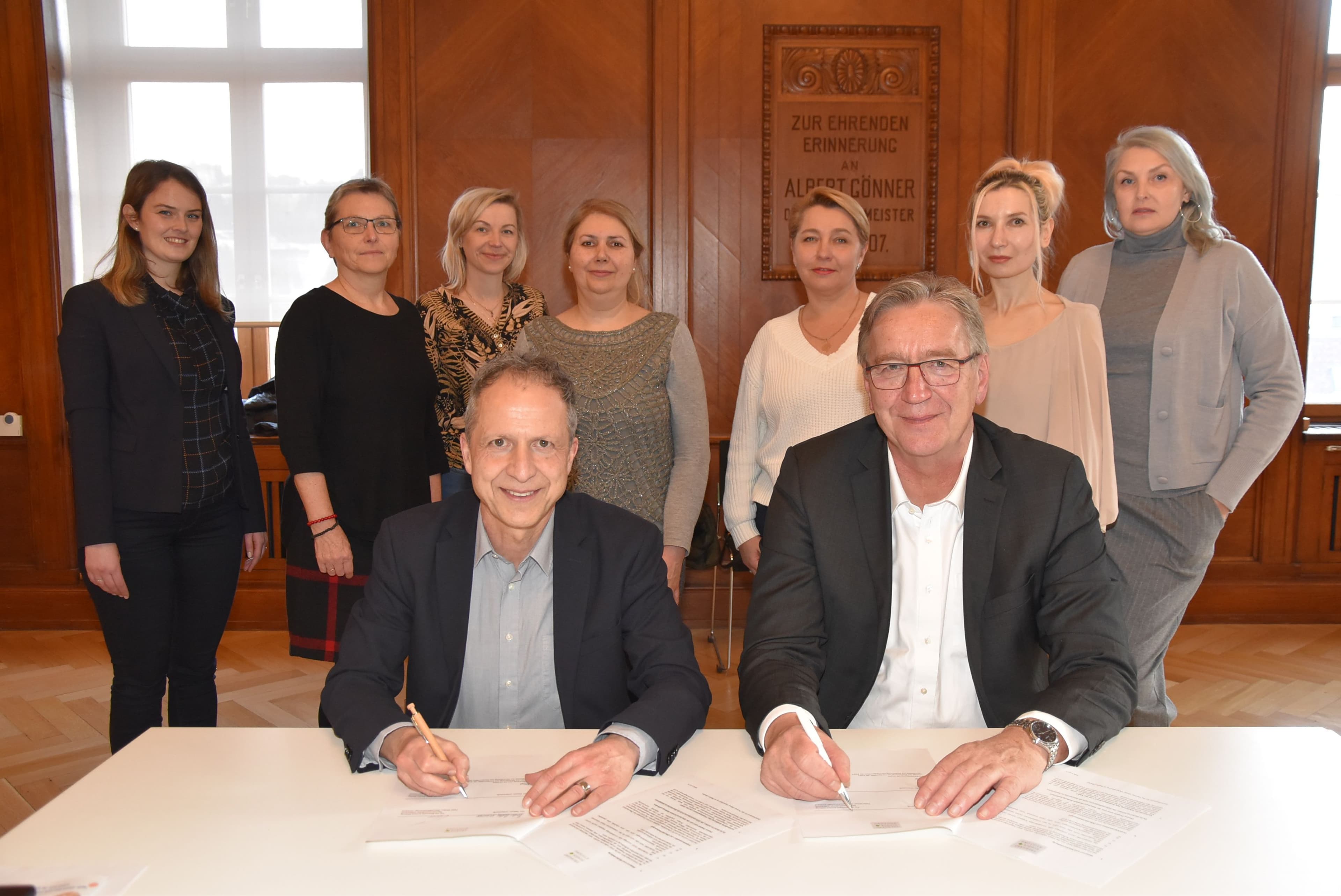 Bürgermeister Roland Kaiser und Peter Möller, Geschäftsführender Vorstand der Eberhard-Schöck-Stiftung, unterzeichnen eine Fördervereinbarung zur Unterstützung der Integration geflüchteter Ukrainerinnen und Ukrainer in Baden-Baden.