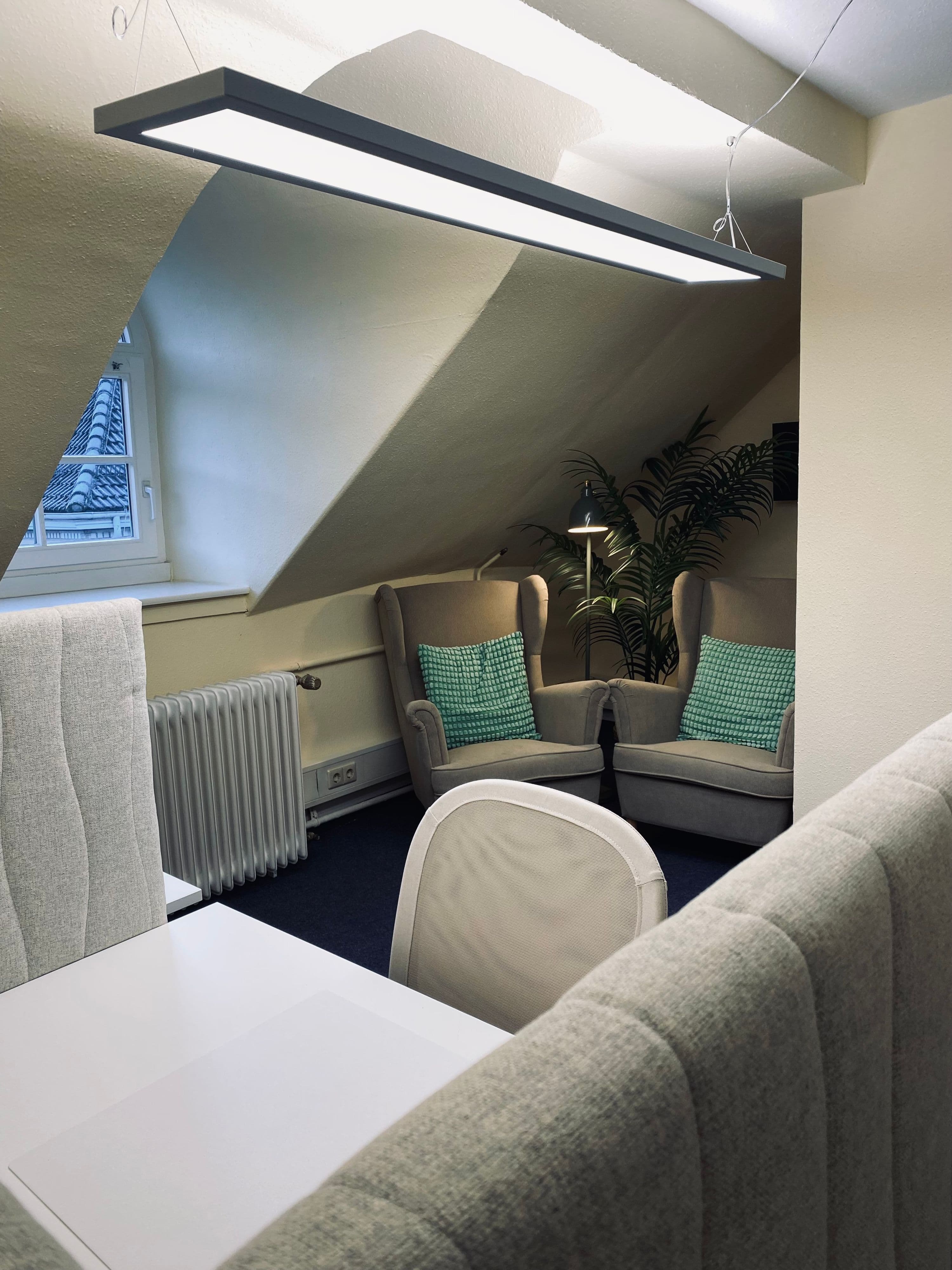 Gruppenfoto vor den neuen Lernräumen in der Jugendbegegnungsstätte Baden Gruppenfoto vor den neuen Lernräumen in der Jugendbegegnungsstätte Baden