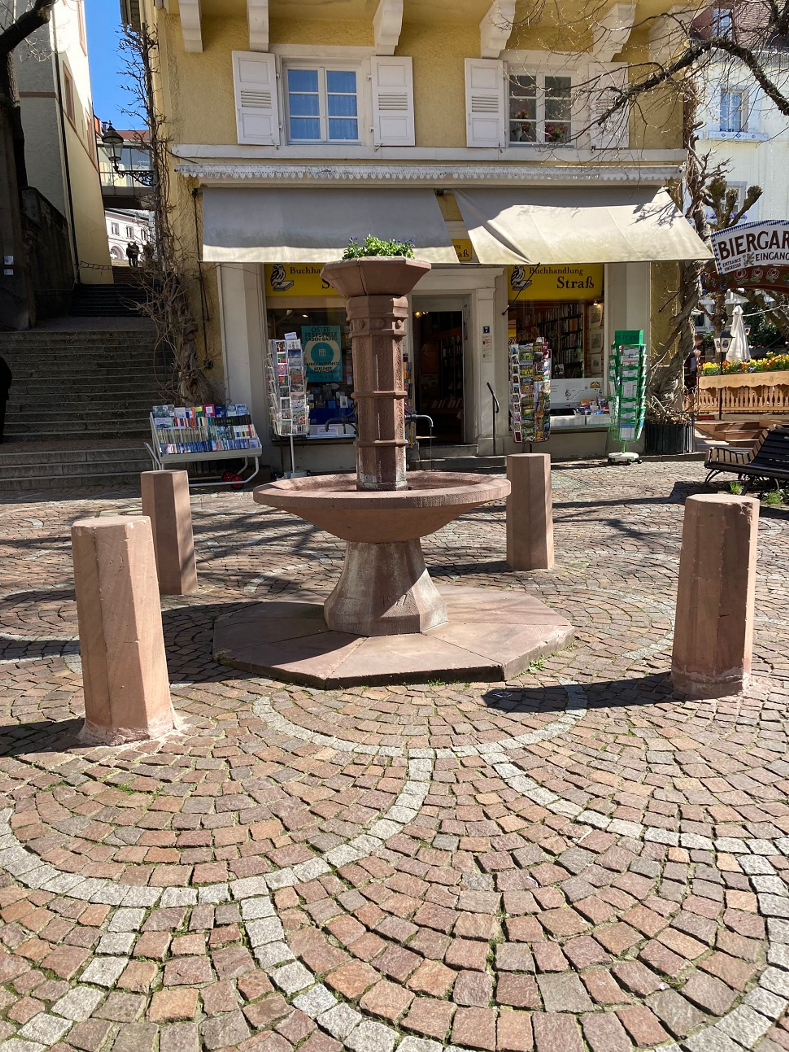 Der Brunnen am Jesuitenplatz in Baden wird fĂŒr die warme Jahreszeit wieder in Betrieb genommen und bietet erfrischendes Trinkwasser fĂŒr Passanten und Besucher.