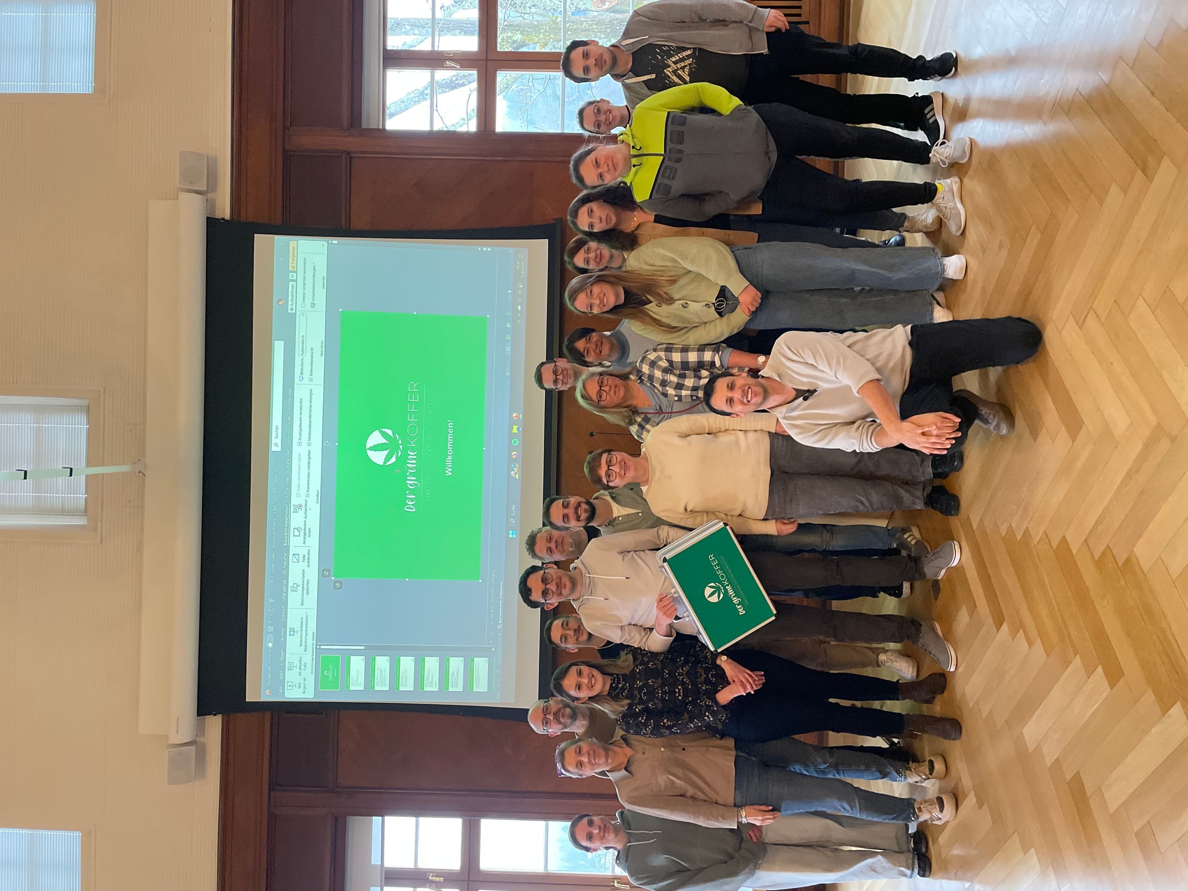 Die Teilnehmenden des interaktiven Workshops mit dem 'Grünen Koffer' haben kreative Methoden zur Cannabisprävention erlernt.