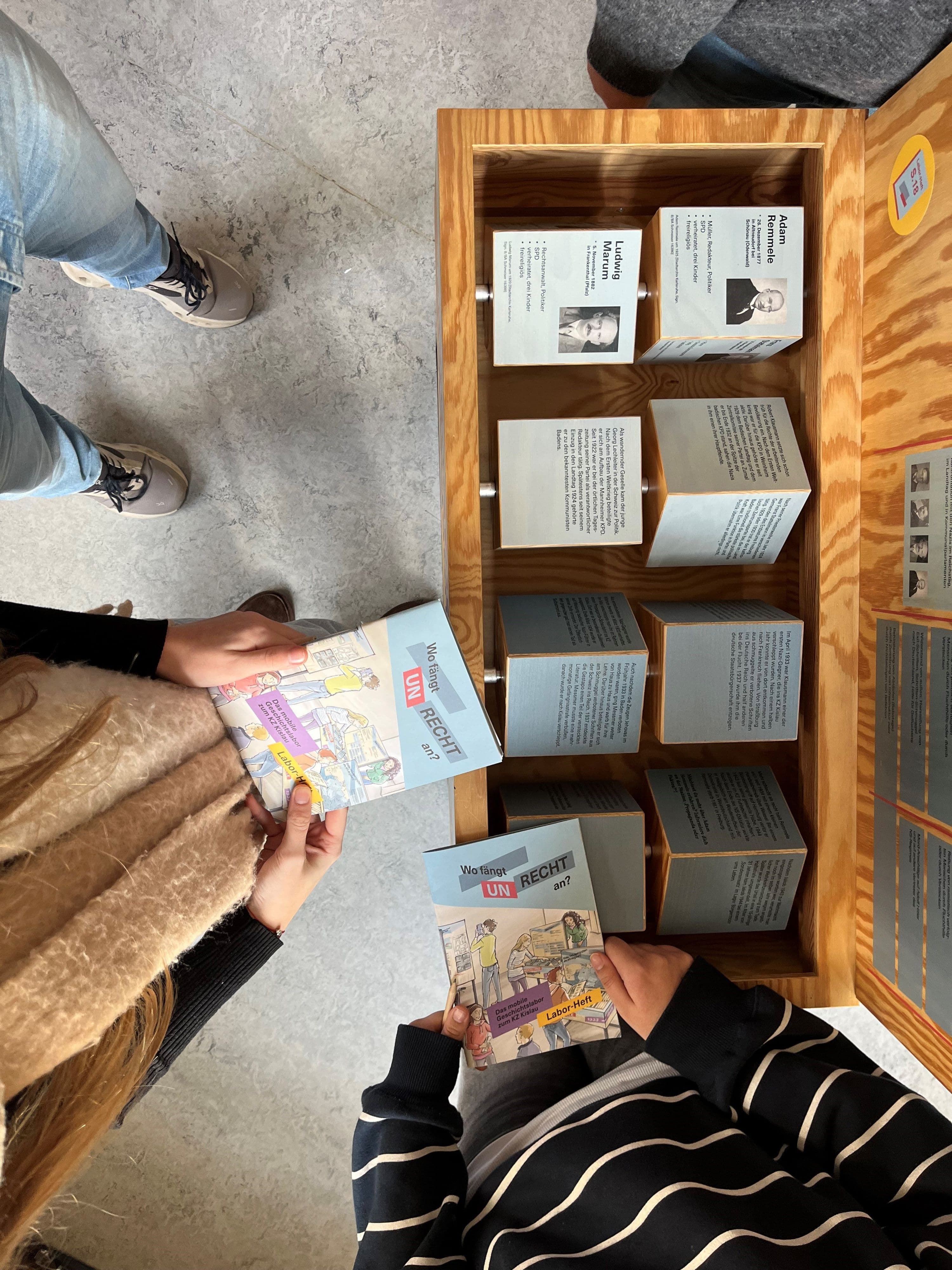 Die Klasse 9b der Realschule Baden besucht die Ausstellung 'Das mobile Geschichtslabor zum KZ Kislau', um die Anfänge des NS-Unrechtsstaates zu verstehen und sich mit den Mechanismen von Ungerechtigkeit auseinanderzusetzen.